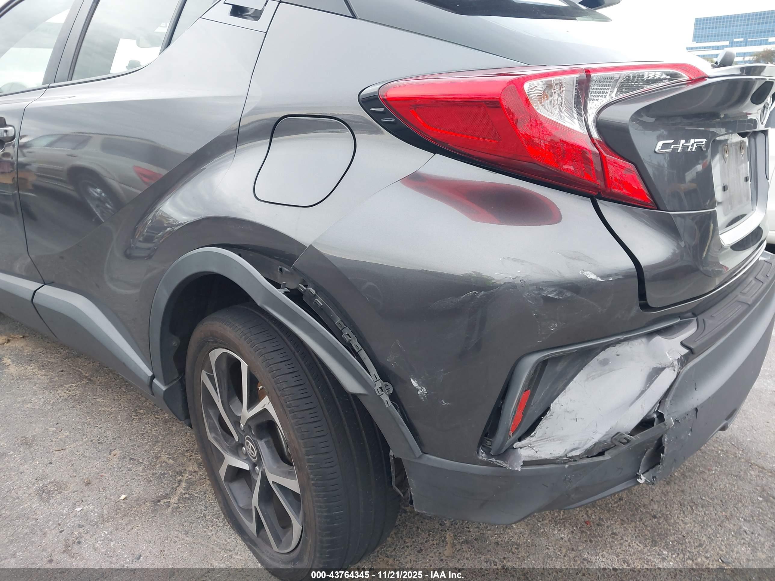 TOYOTA C-HR image 6
