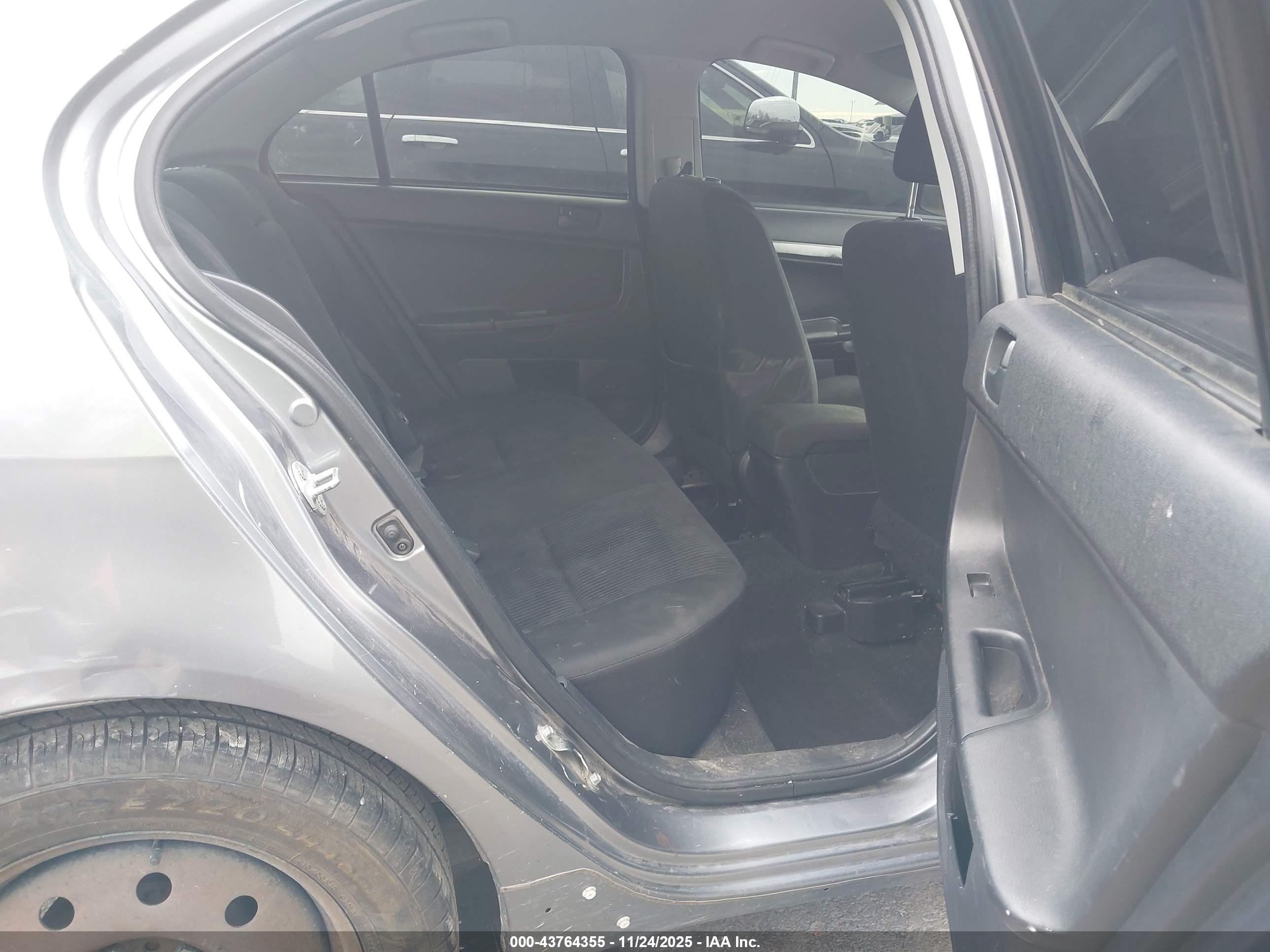 MITSUBISHI LANCER image 8