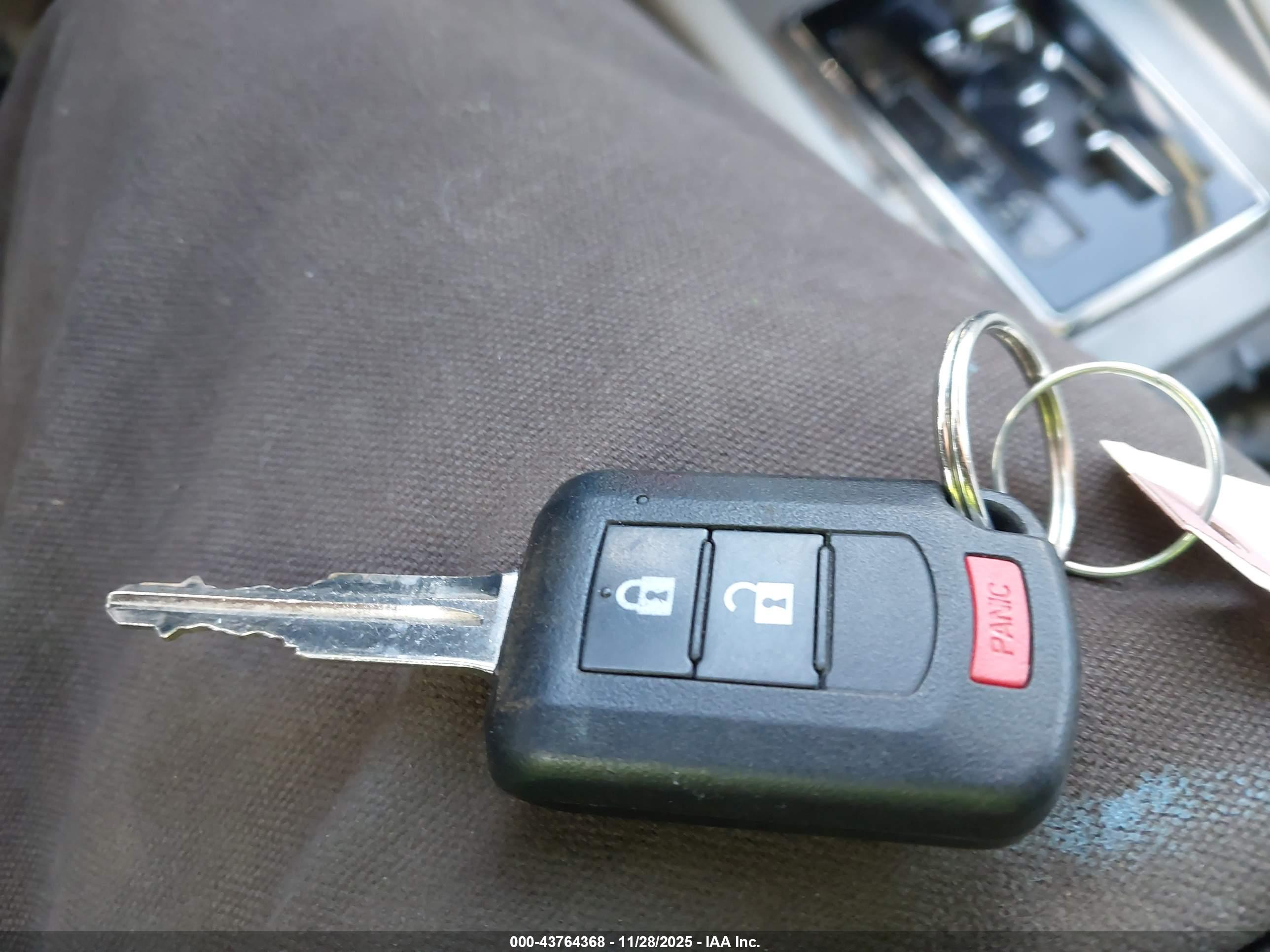 MITSUBISHI OUTLANDER image 11
