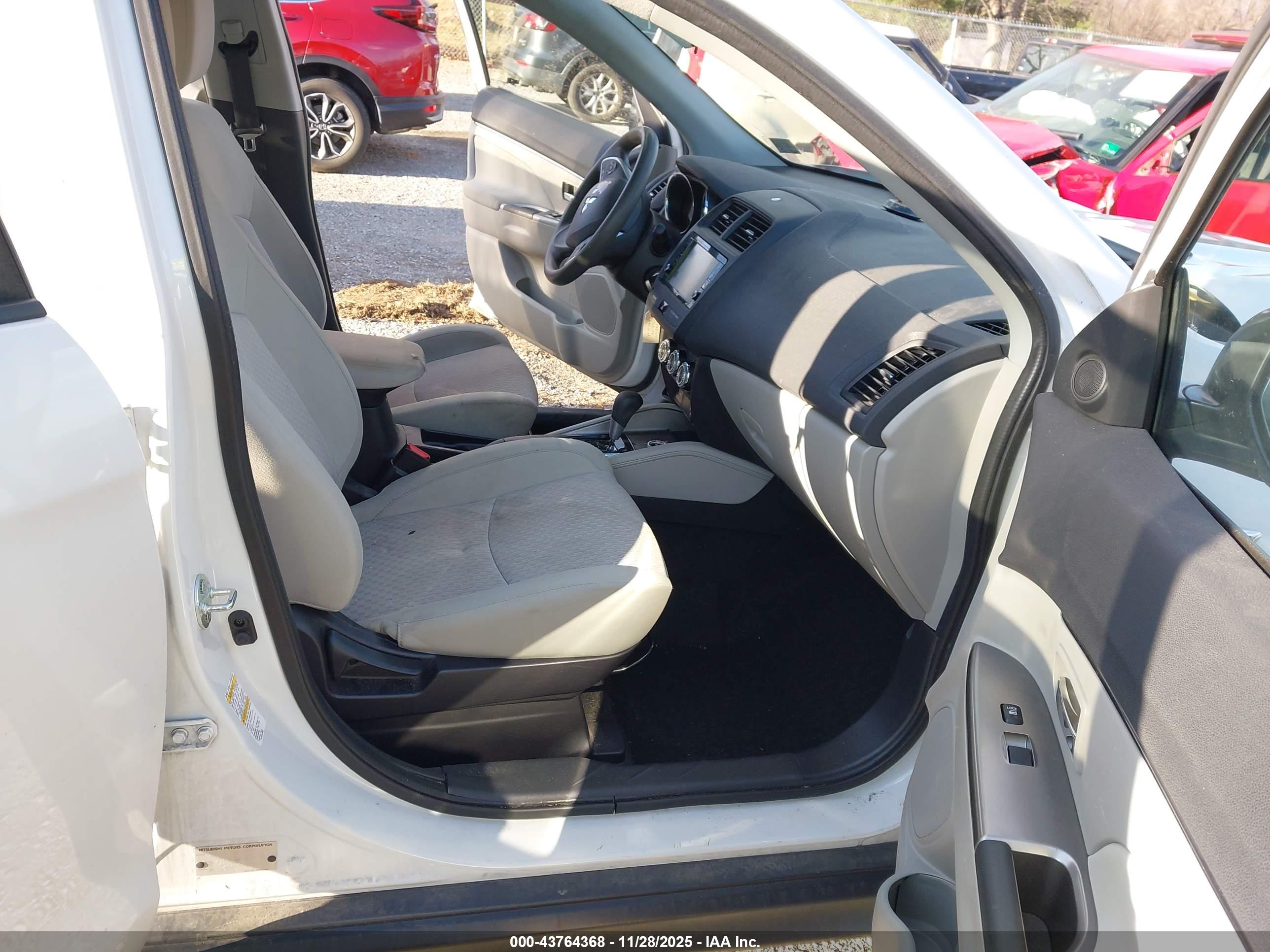 MITSUBISHI OUTLANDER image 5
