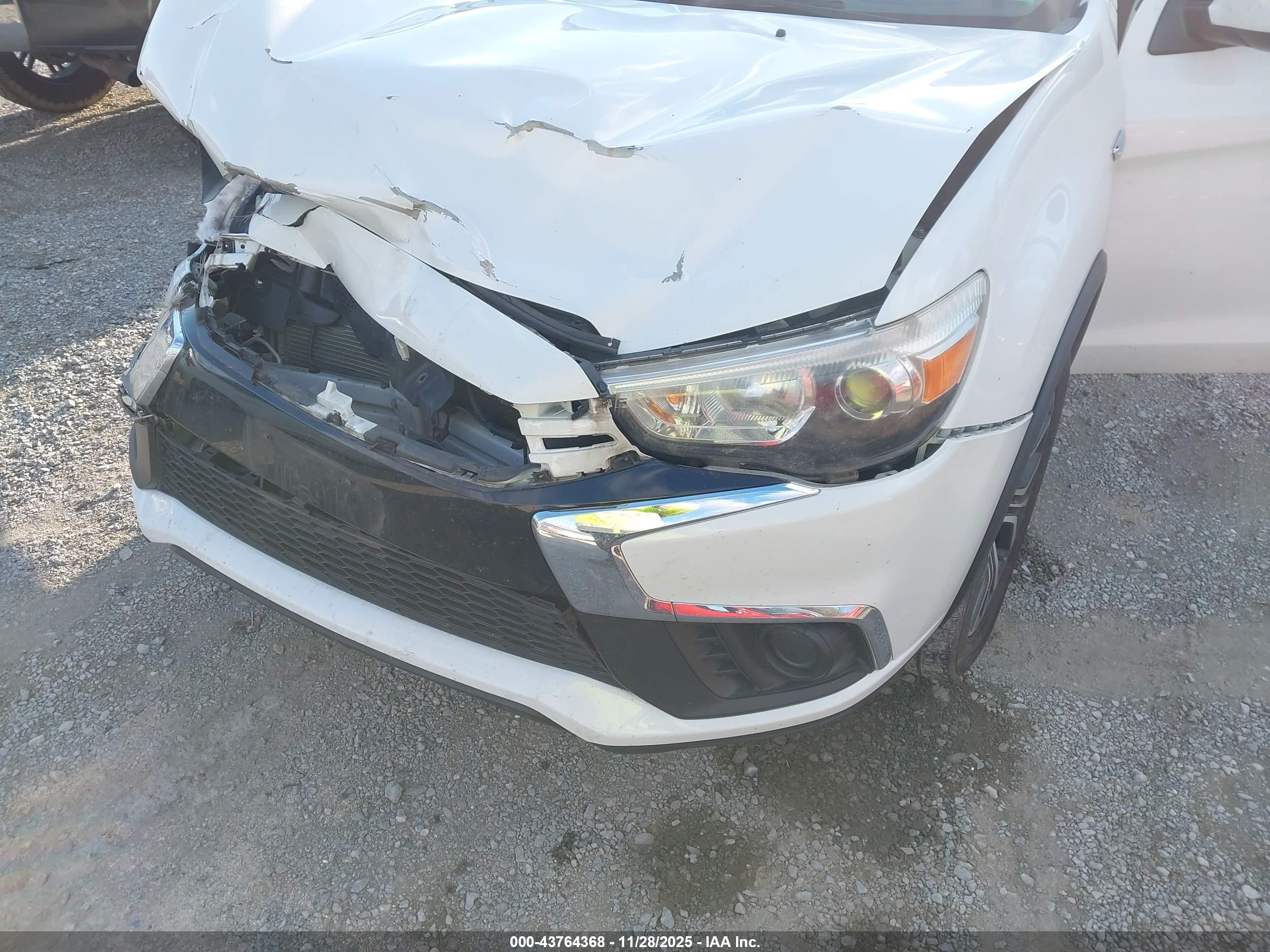 MITSUBISHI OUTLANDER image 6