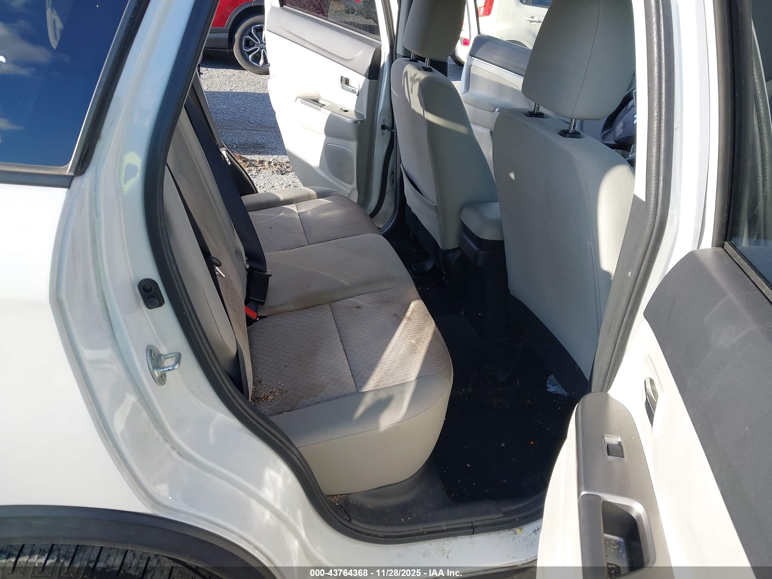 MITSUBISHI OUTLANDER image 8