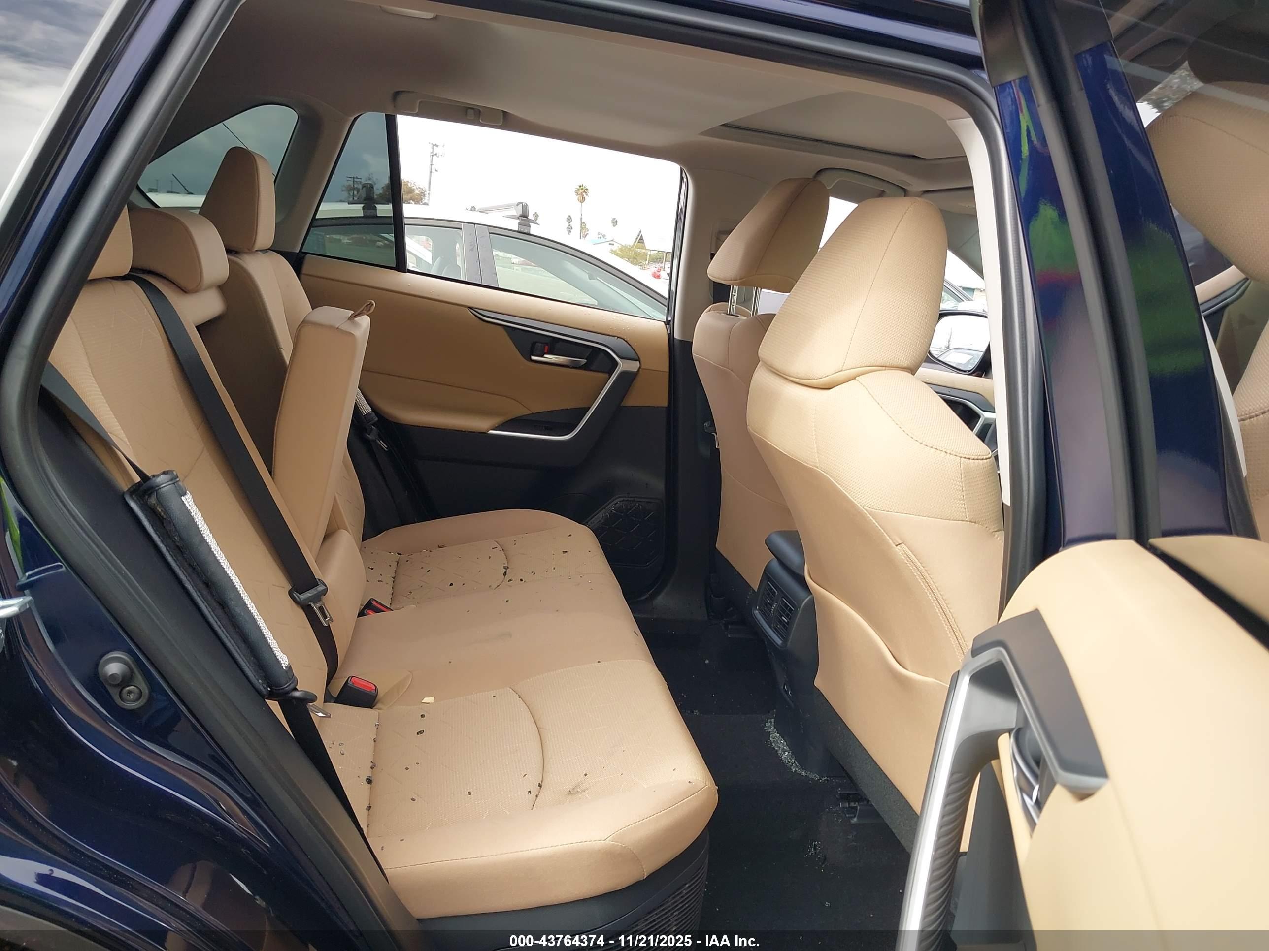TOYOTA RAV4 image 8