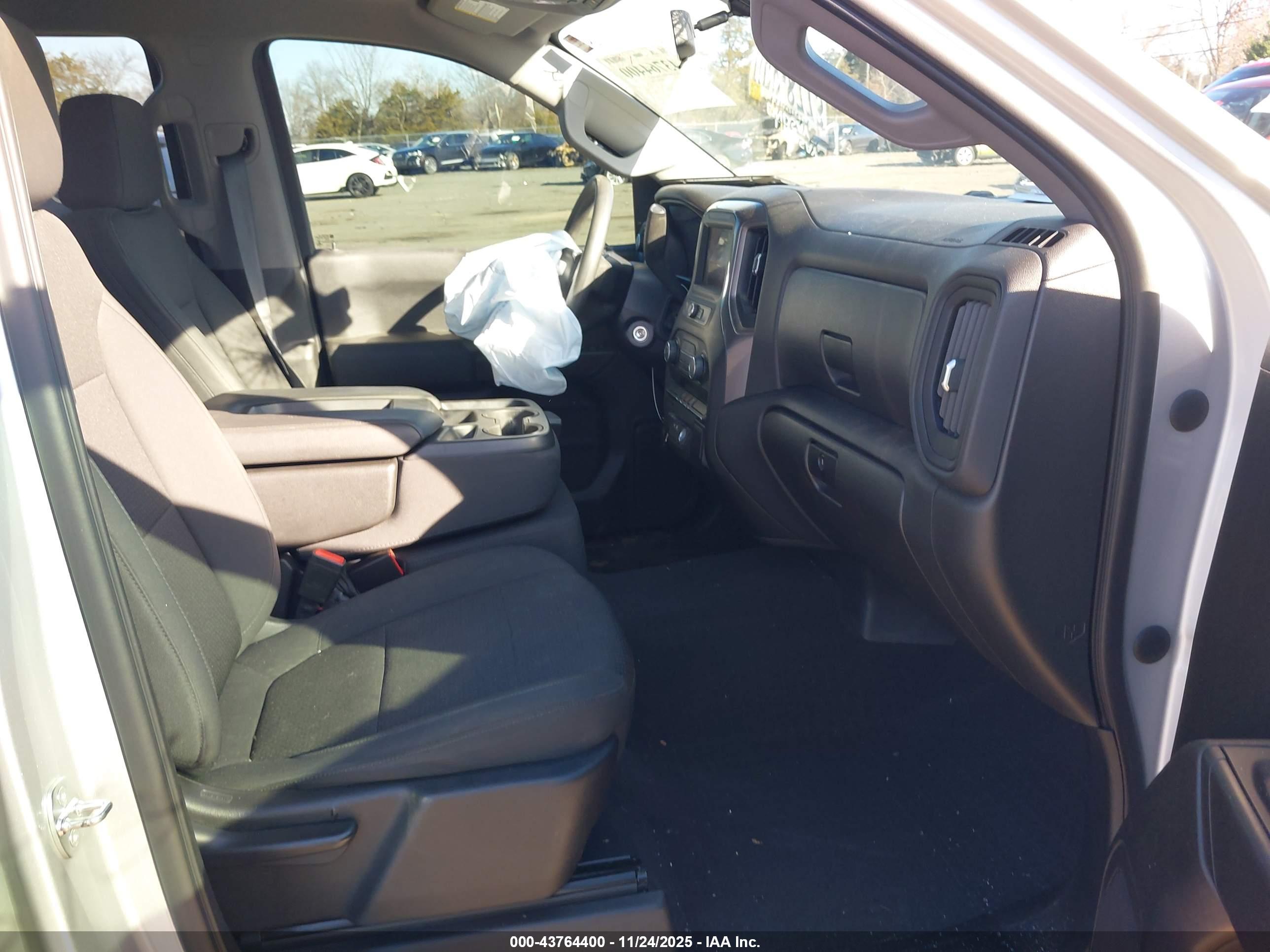 CHEVROLET SILVERADO image 5
