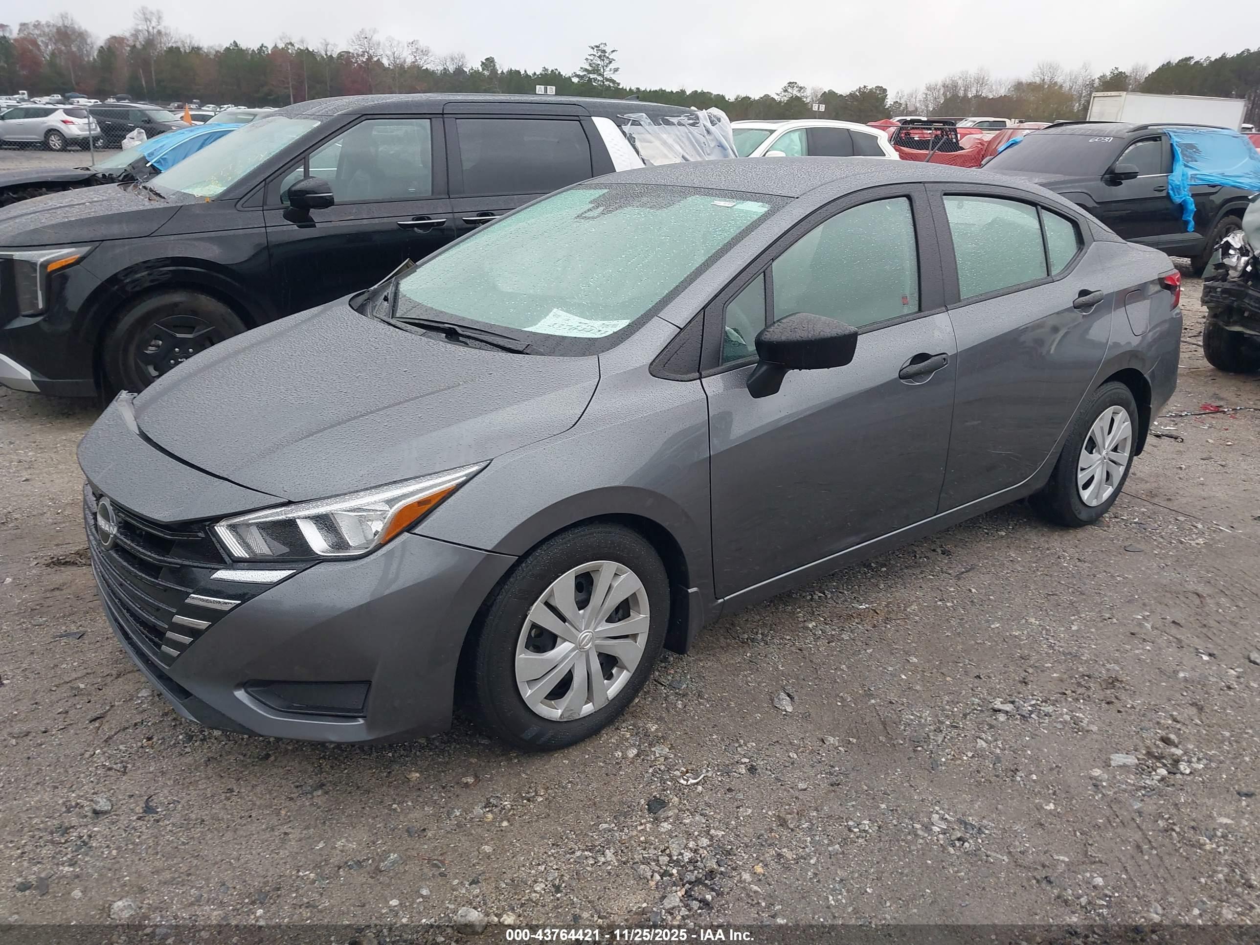 NISSAN VERSA image 2