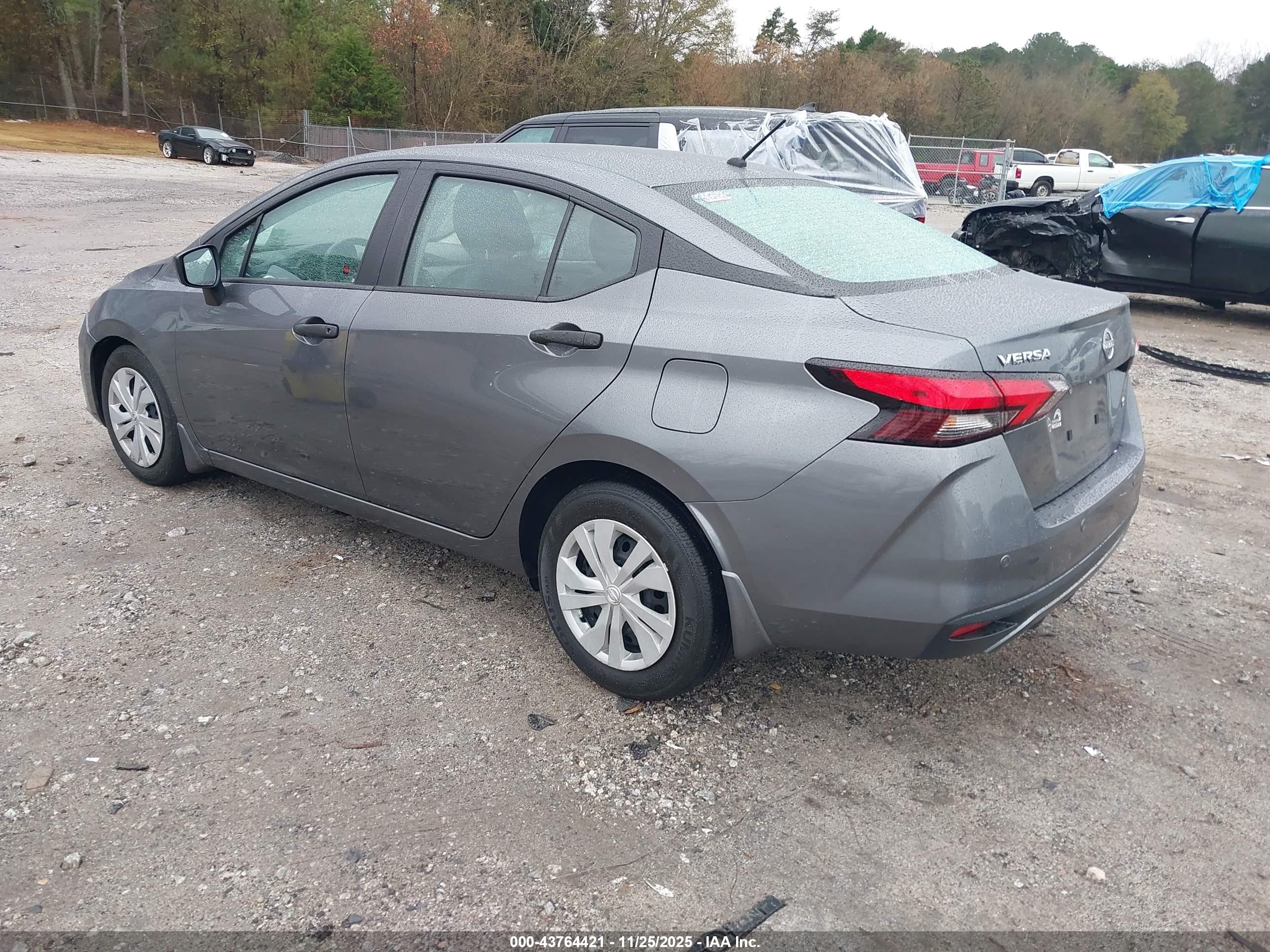 NISSAN VERSA image 3