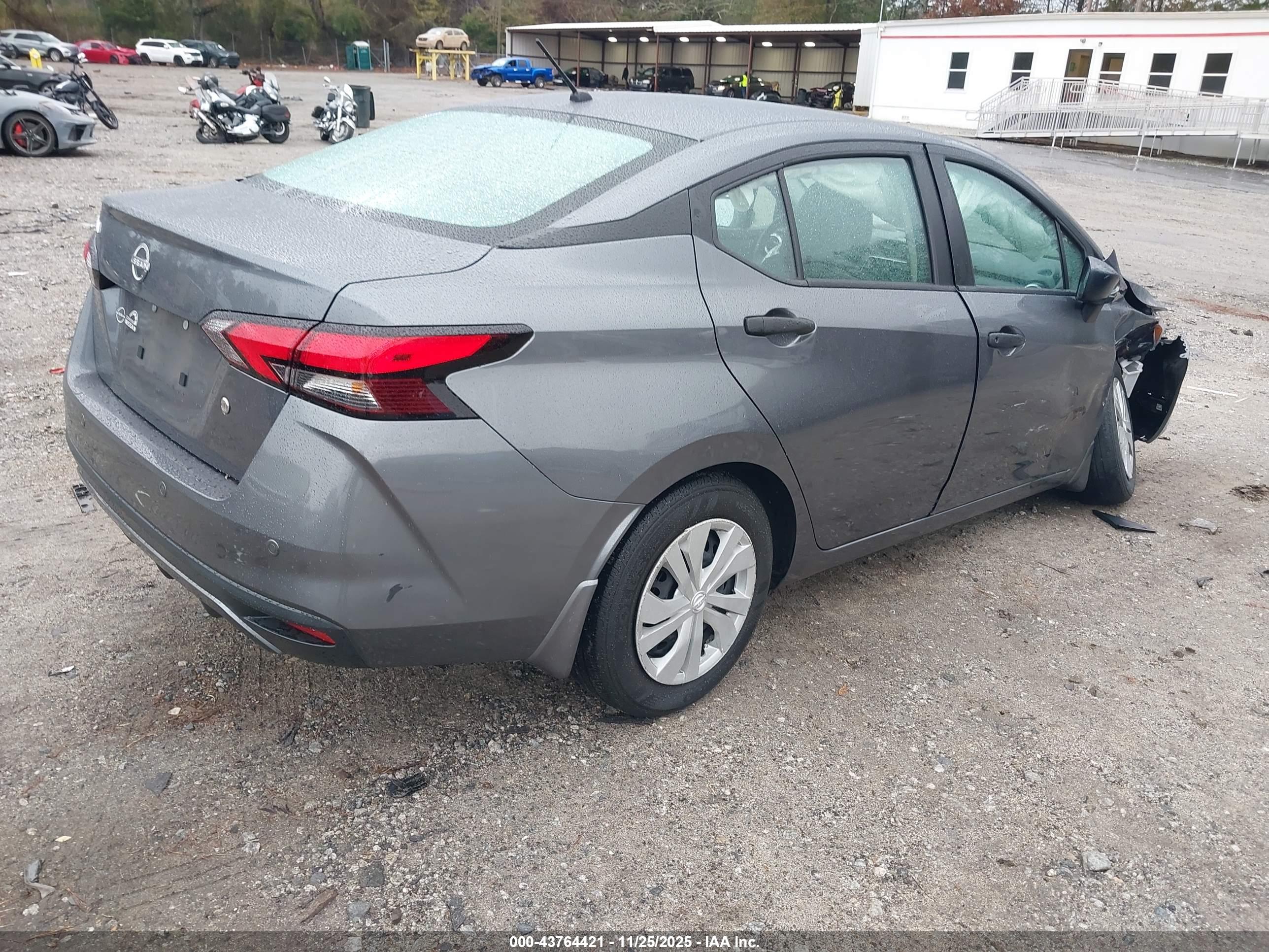 NISSAN VERSA image 4
