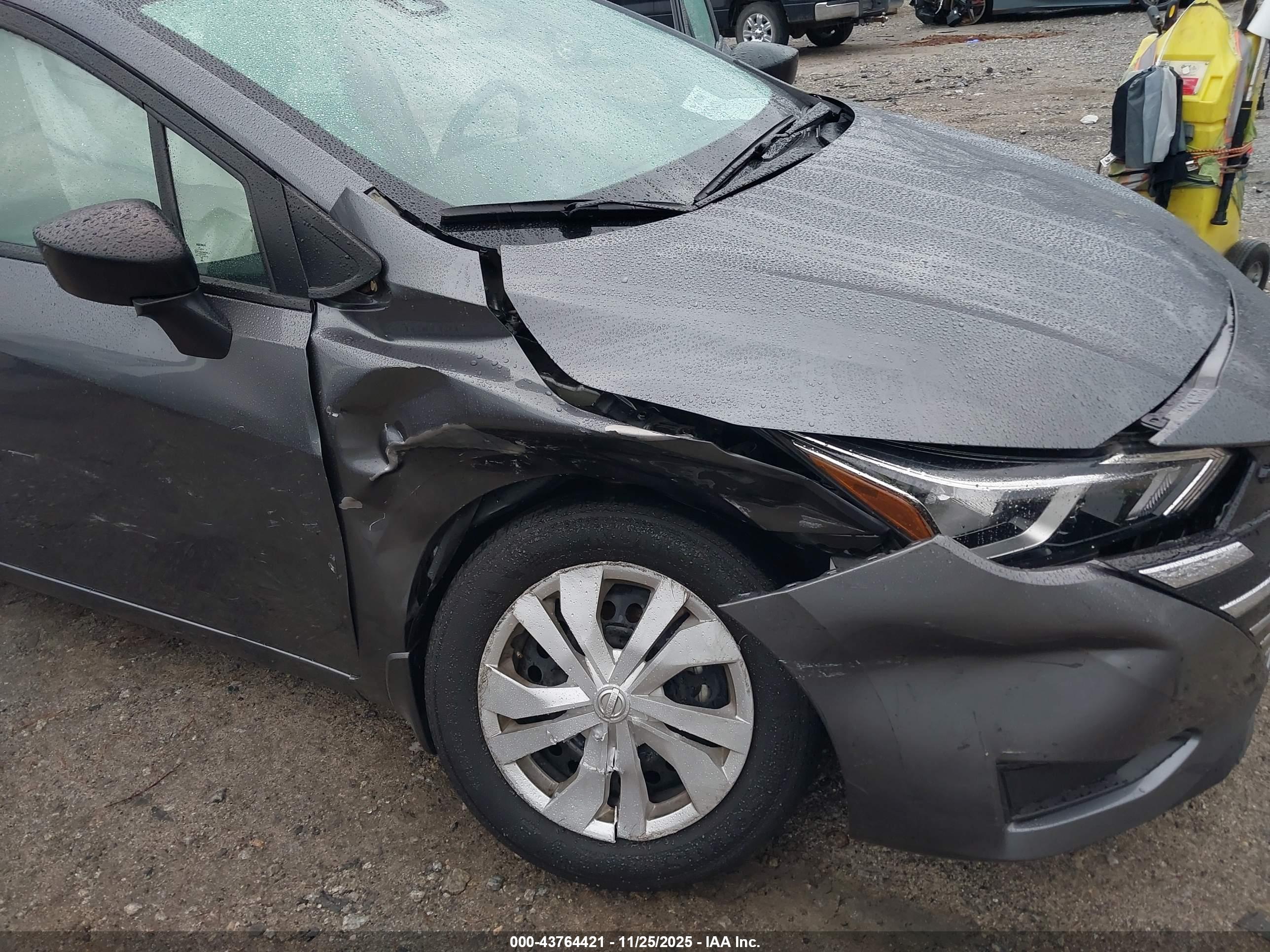 NISSAN VERSA image 6