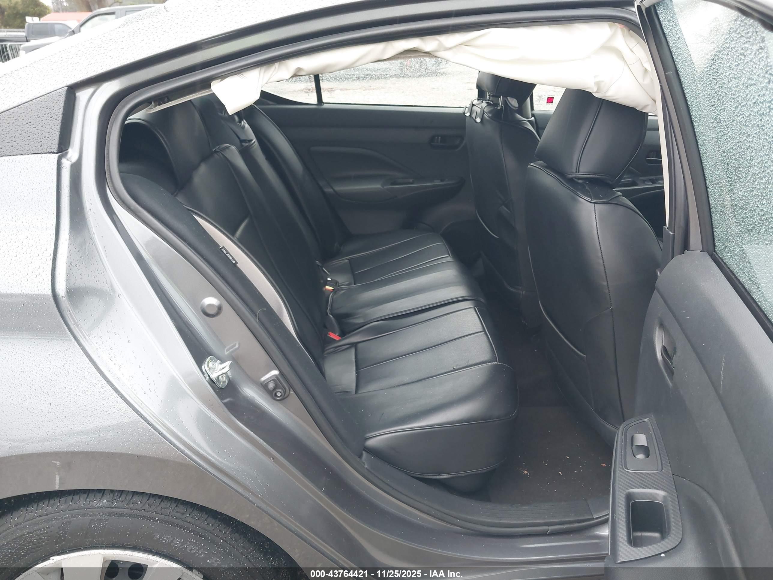 NISSAN VERSA image 8