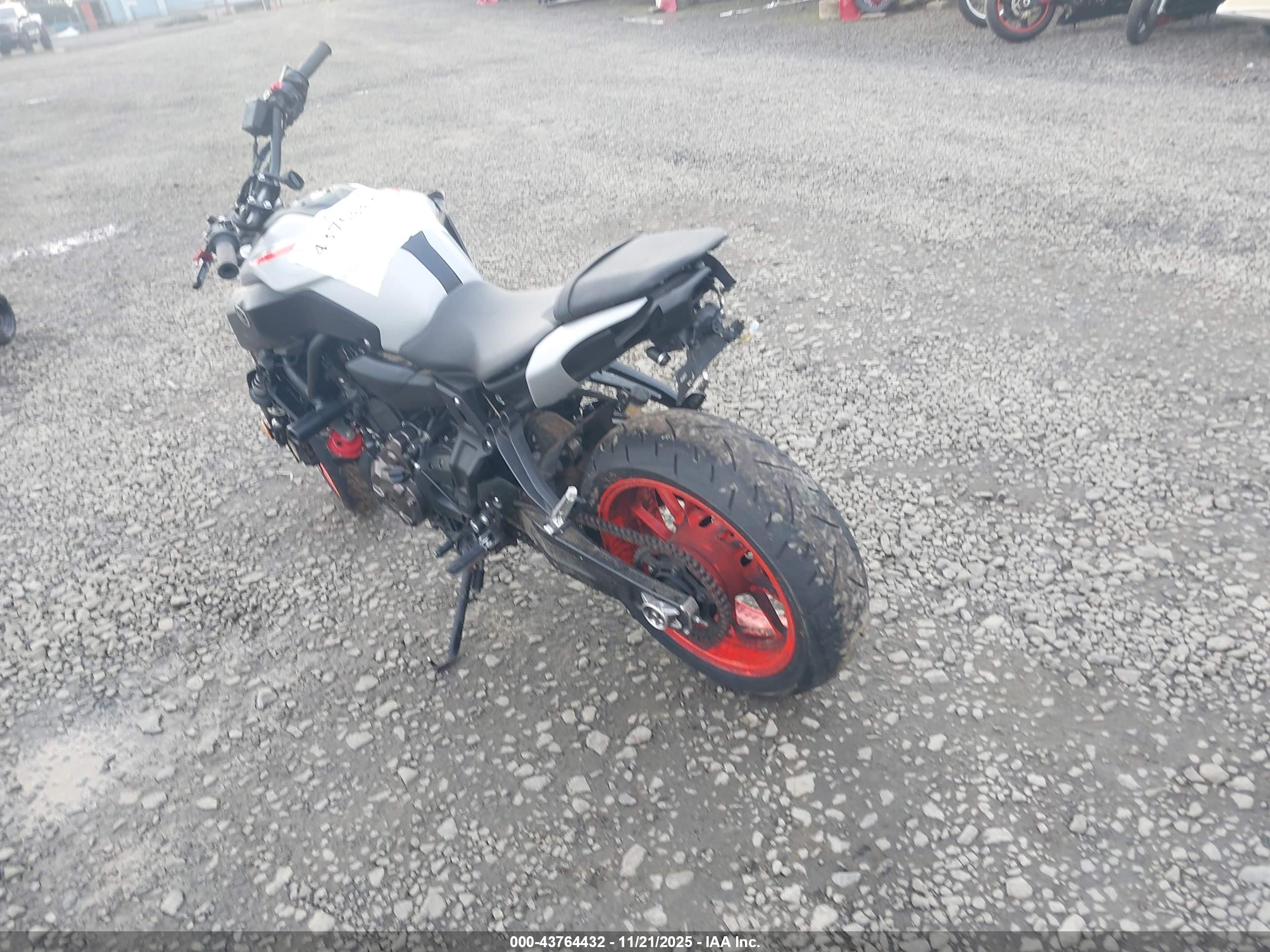YAMAHA MT07 image 3