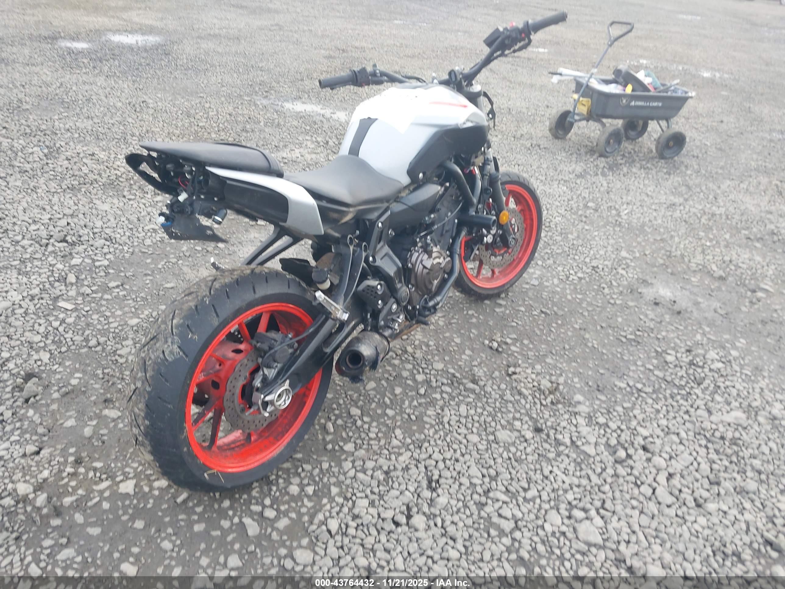 YAMAHA MT07 image 4
