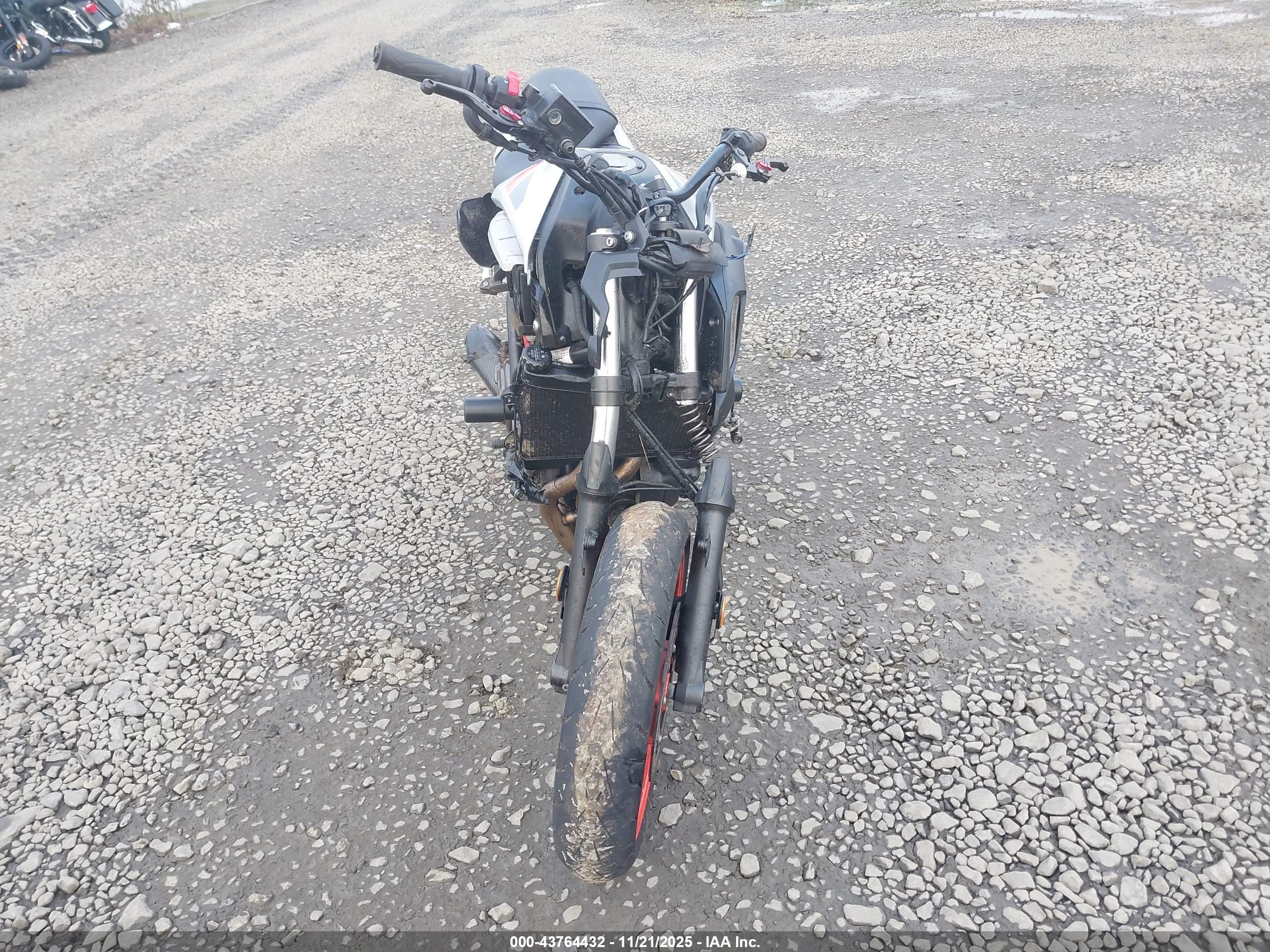 YAMAHA MT07 image 5