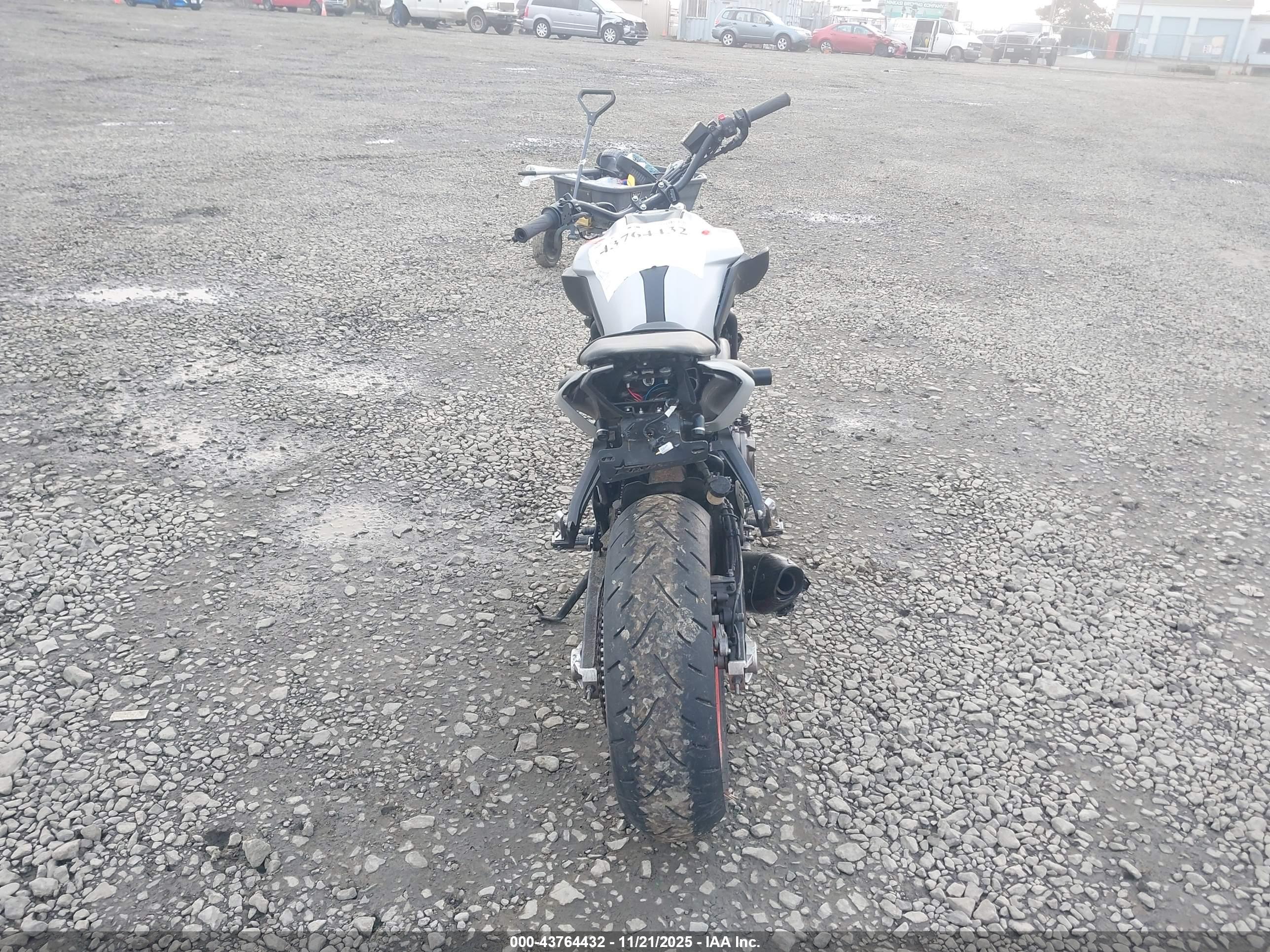 YAMAHA MT07 image 6