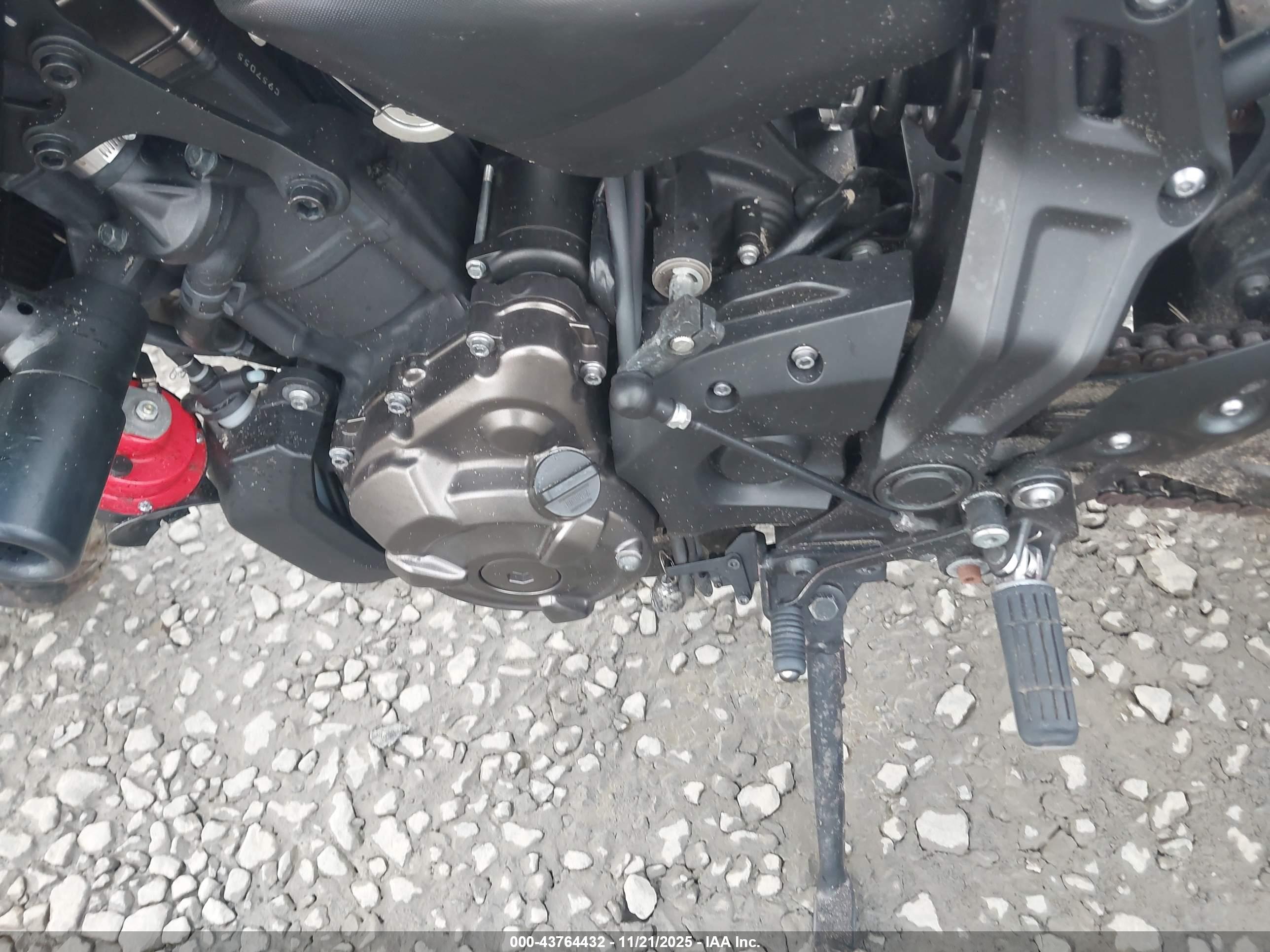 YAMAHA MT07 image 9