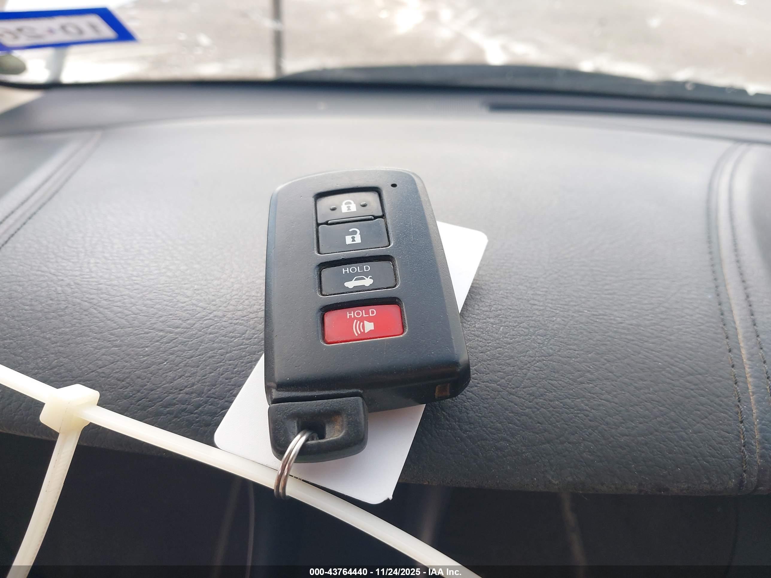 TOYOTA AVALON image 11