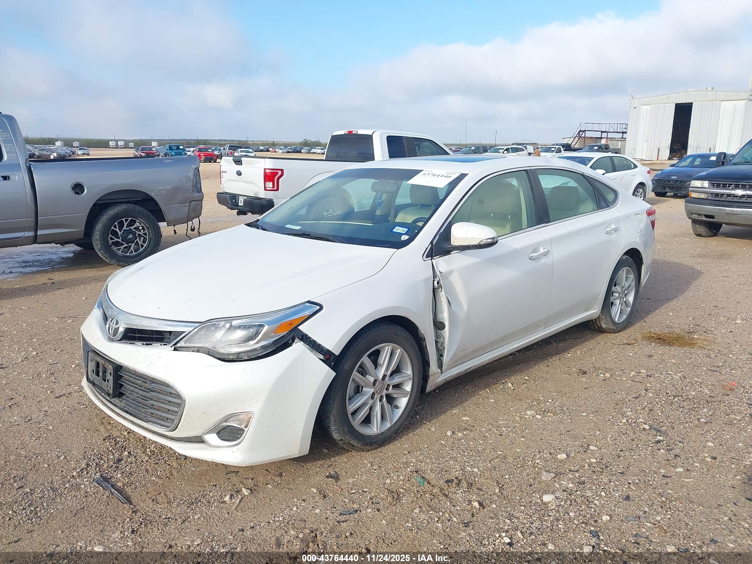 TOYOTA AVALON image 2