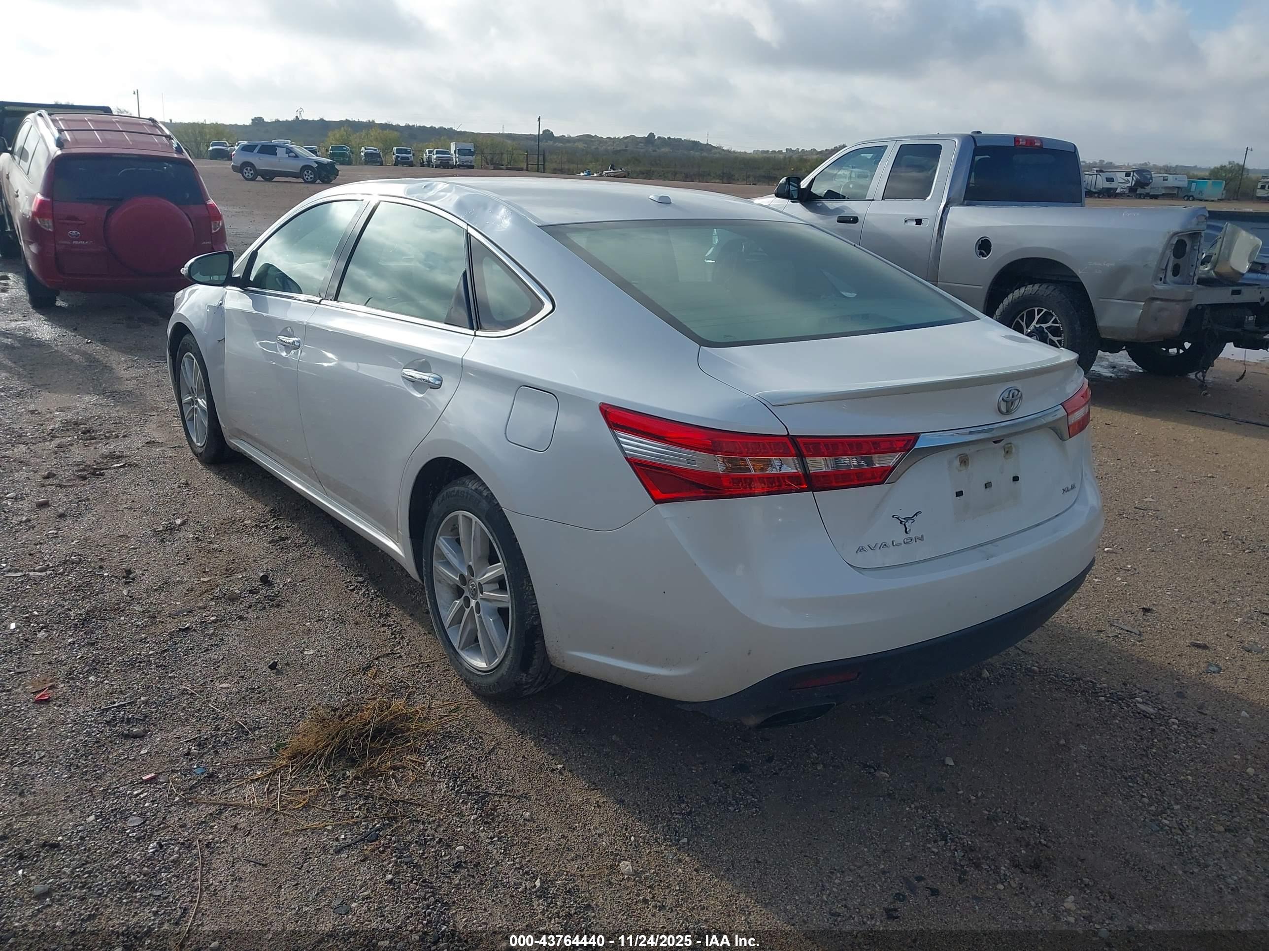TOYOTA AVALON image 3