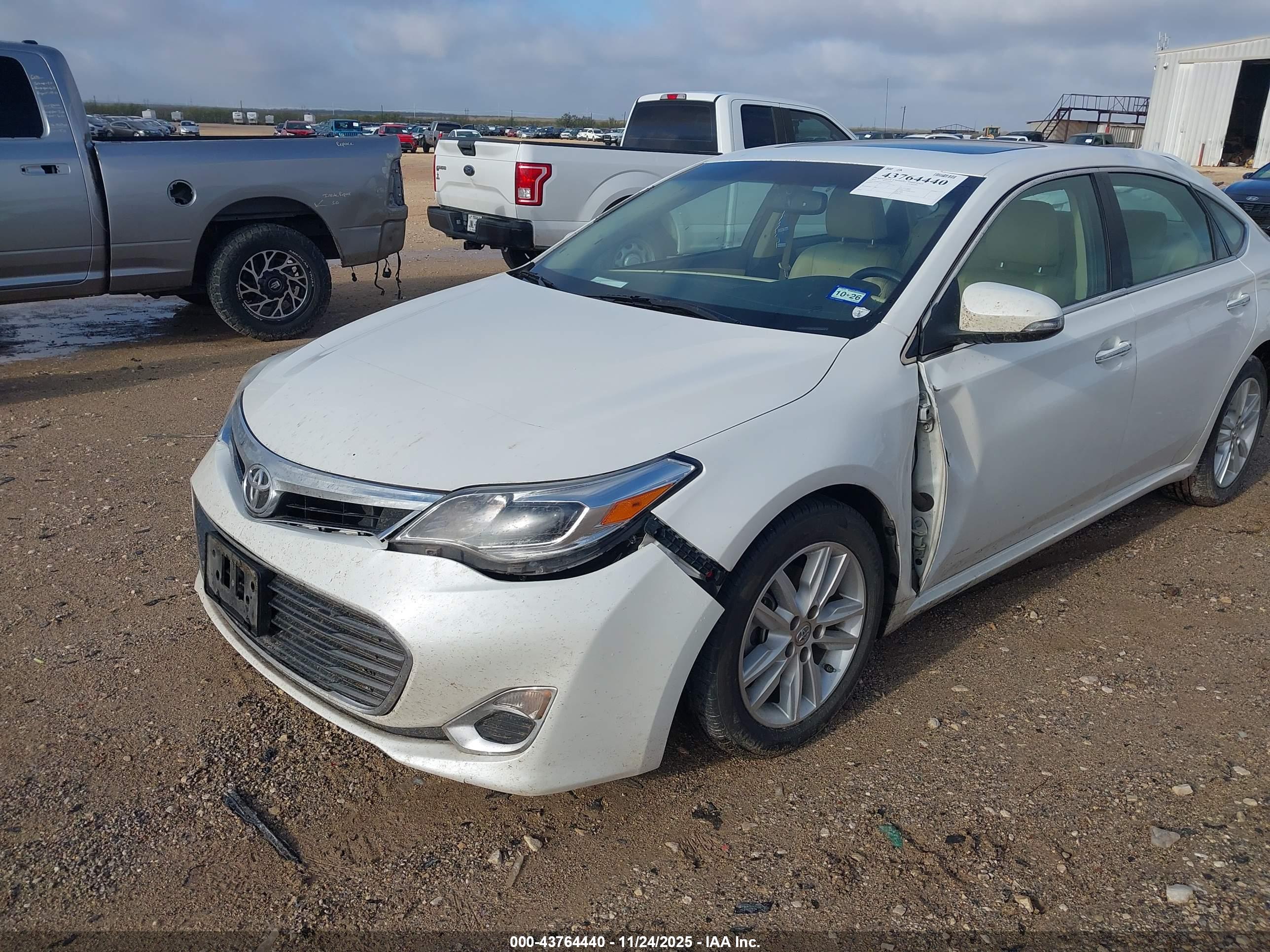 TOYOTA AVALON image 6