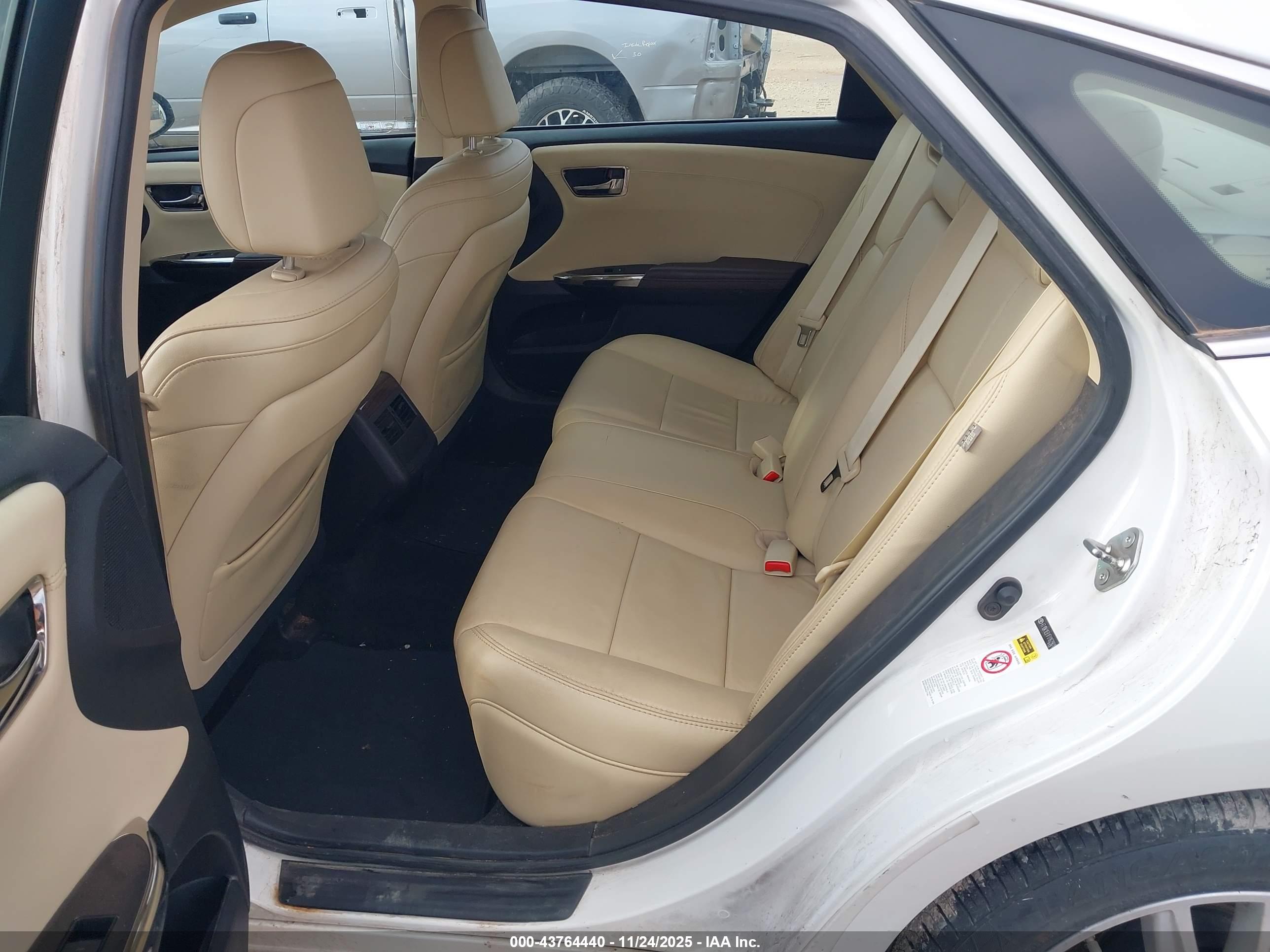 TOYOTA AVALON image 8
