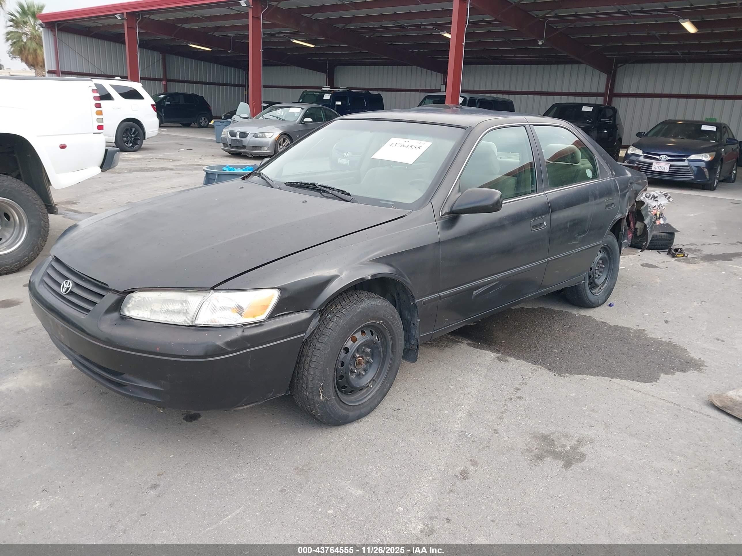 TOYOTA CAMRY image 2