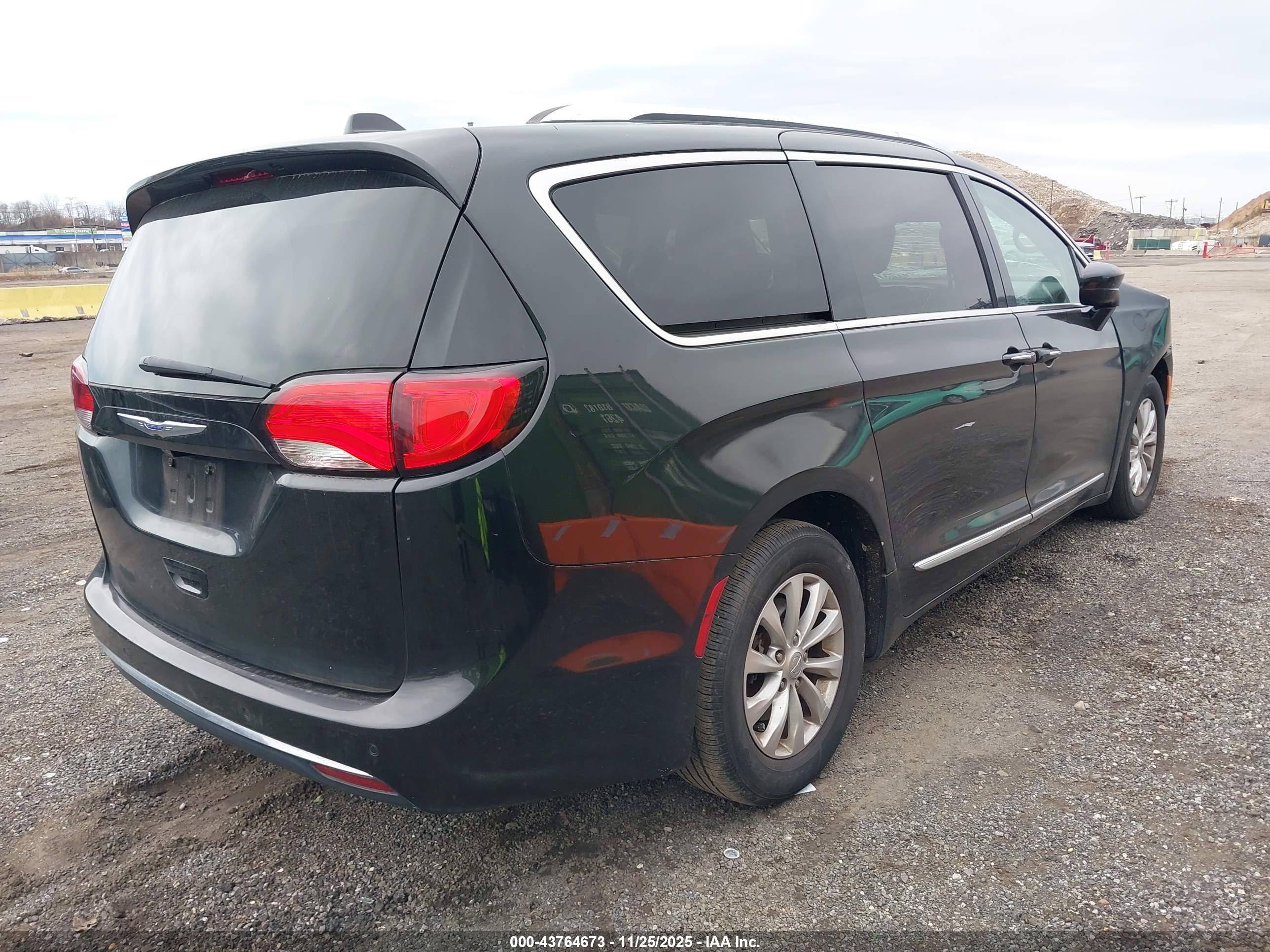 CHRYSLER PACIFICA image 4