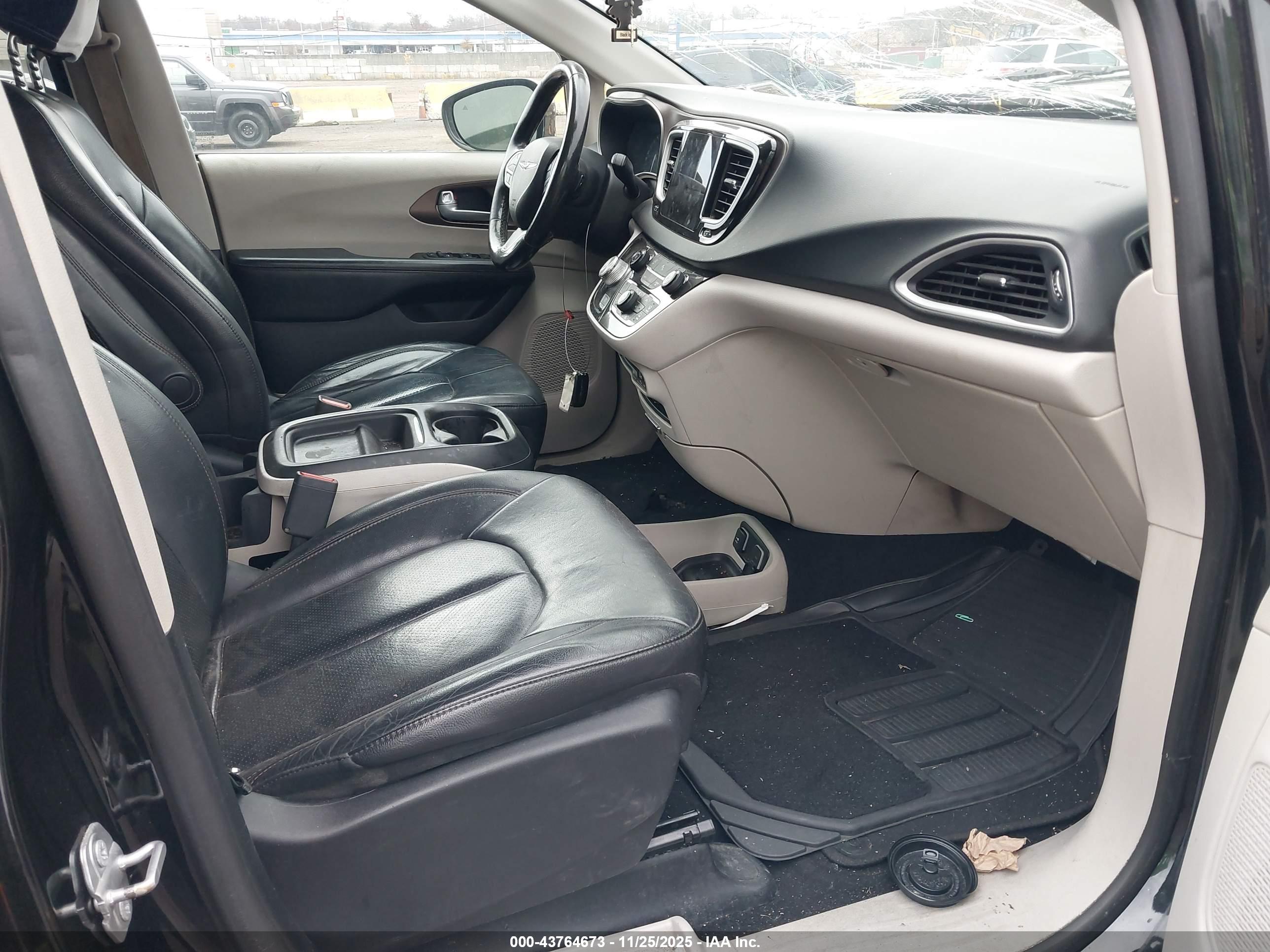 CHRYSLER PACIFICA image 5