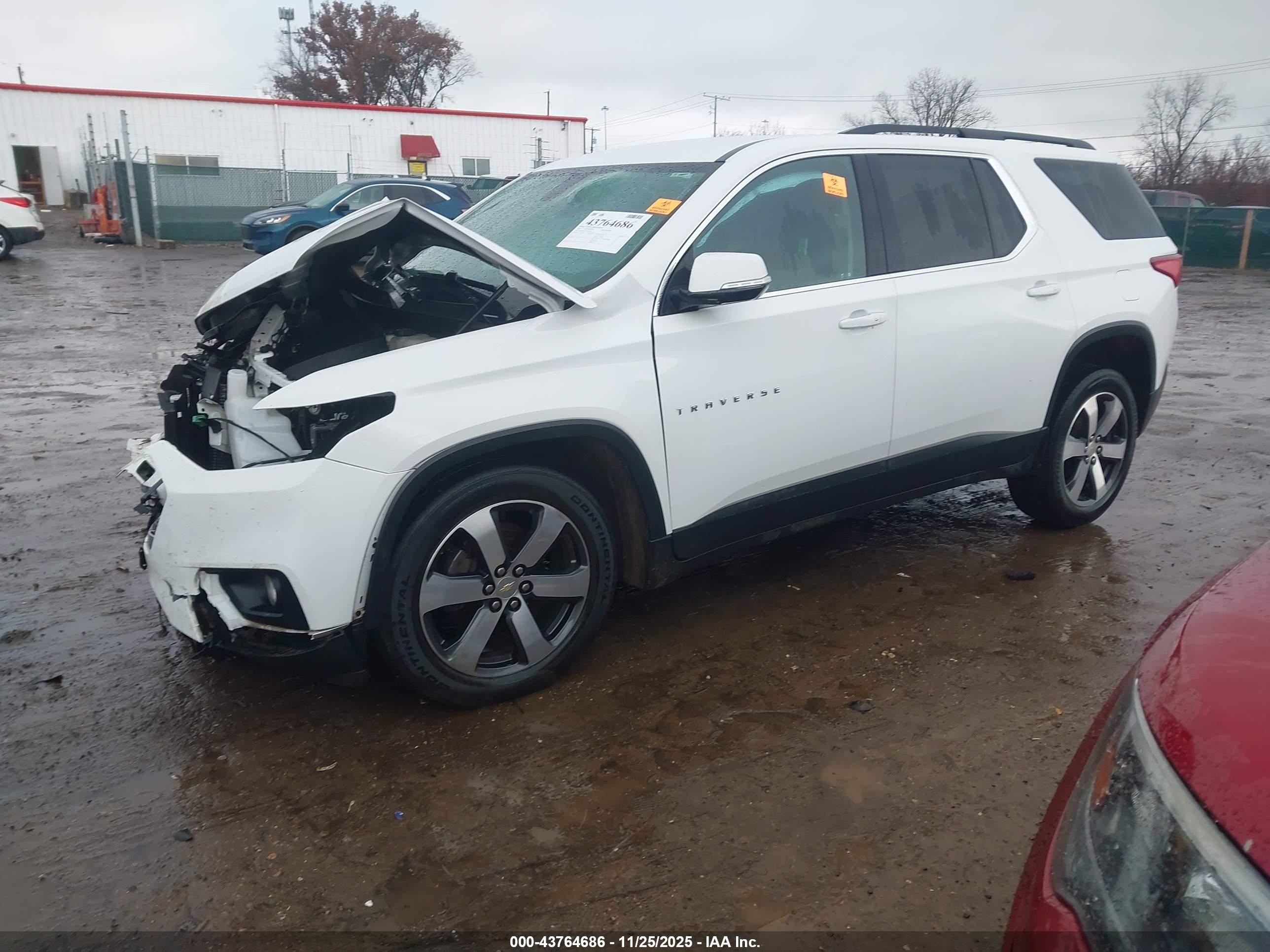 CHEVROLET TRAVERSE image 2