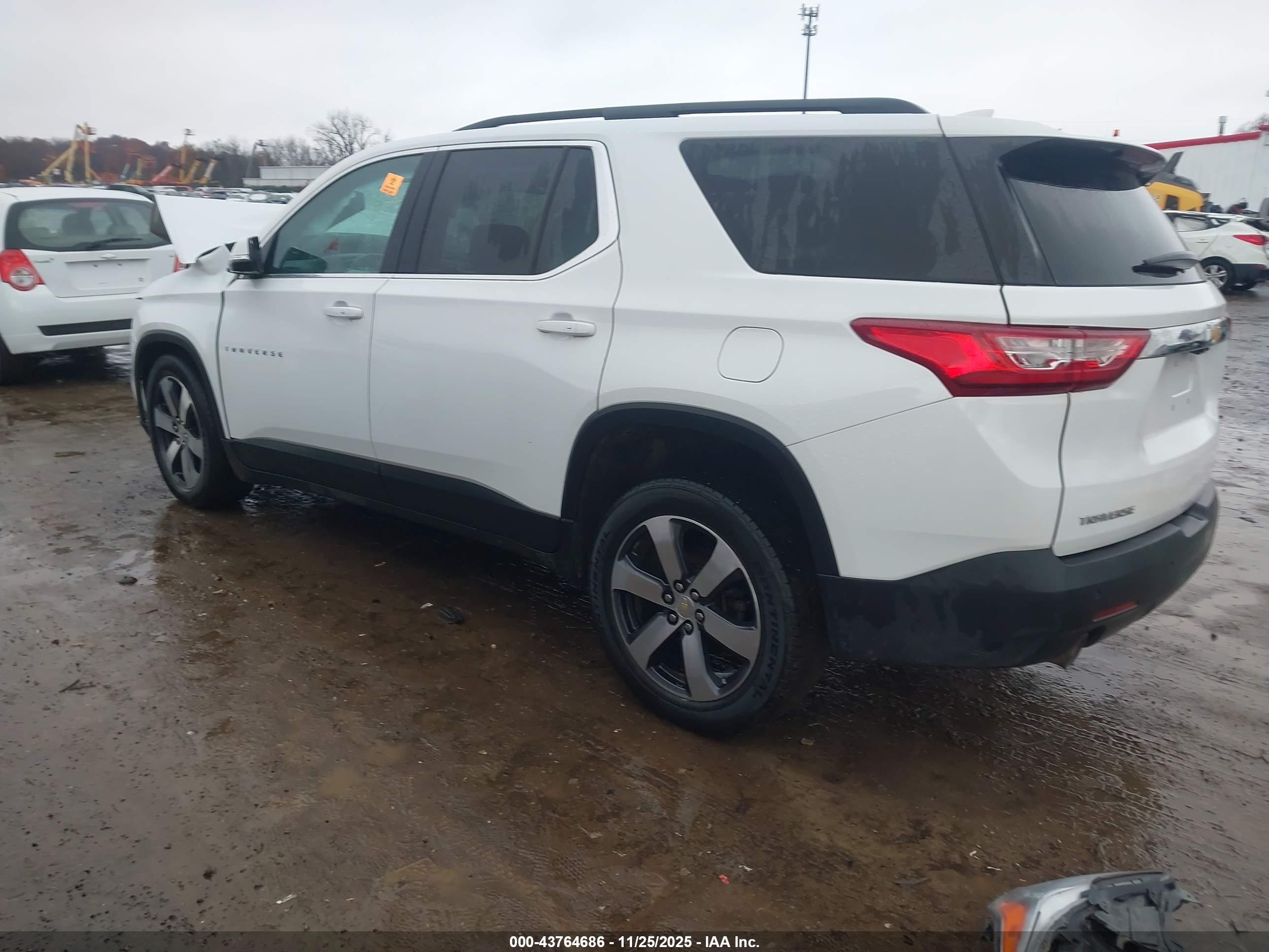 CHEVROLET TRAVERSE image 3