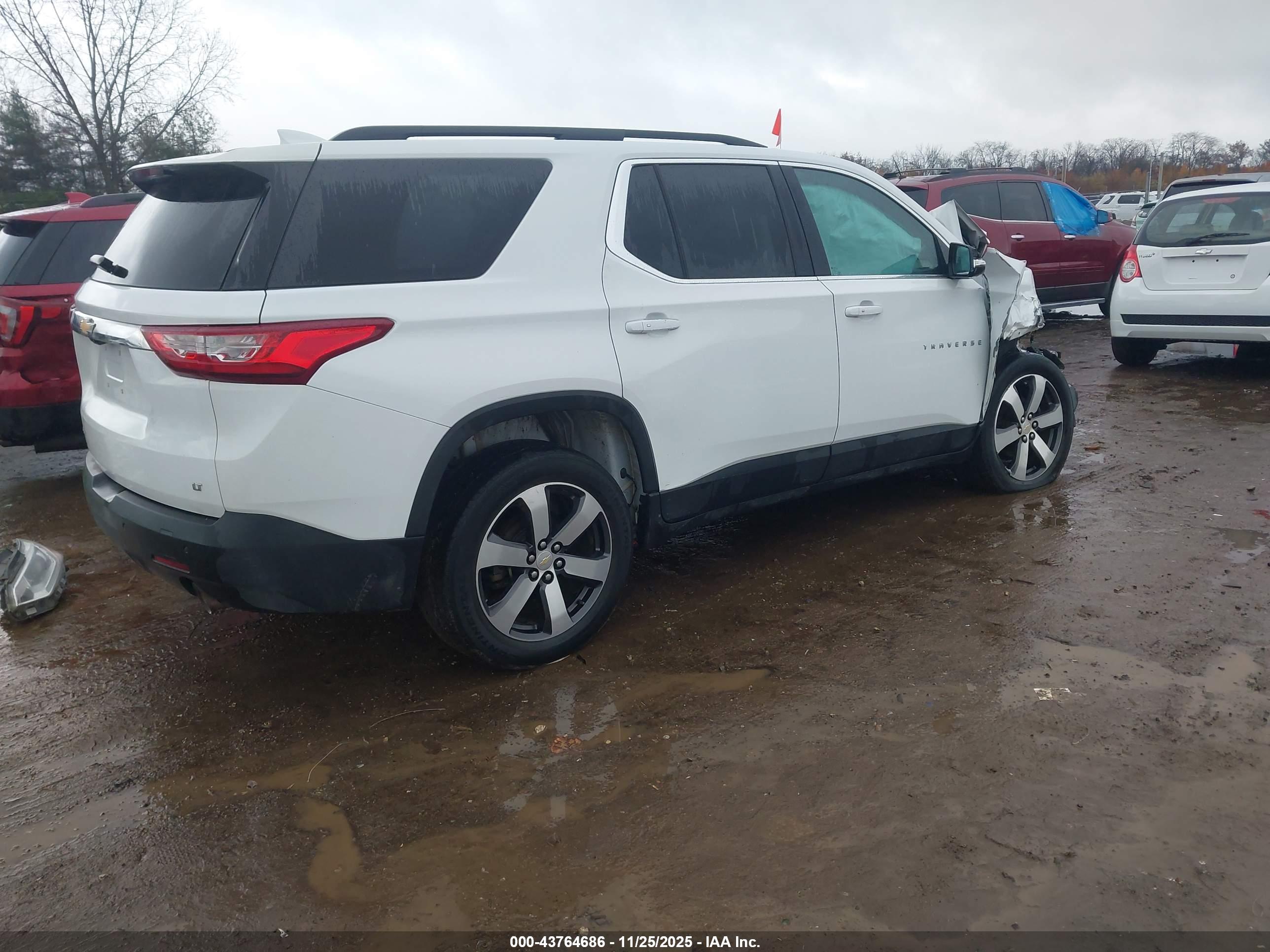 CHEVROLET TRAVERSE image 4