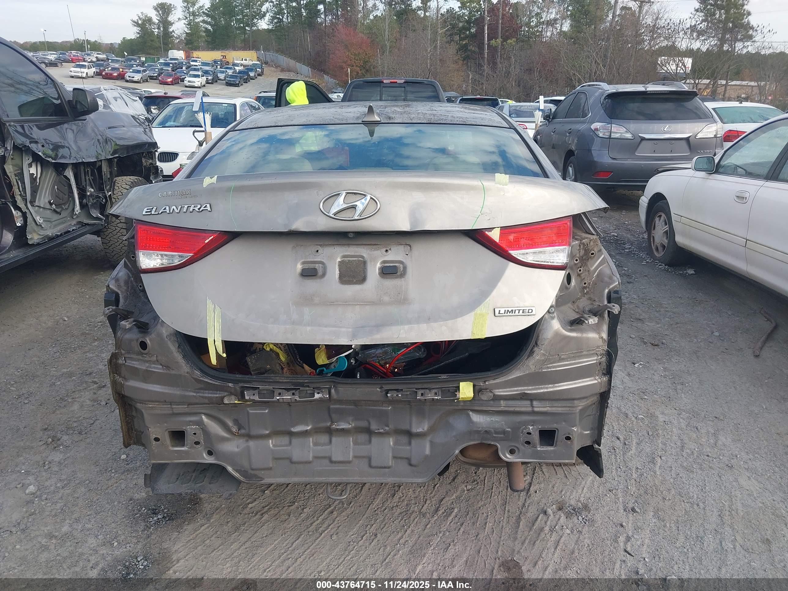 HYUNDAI ELANTRA image 6