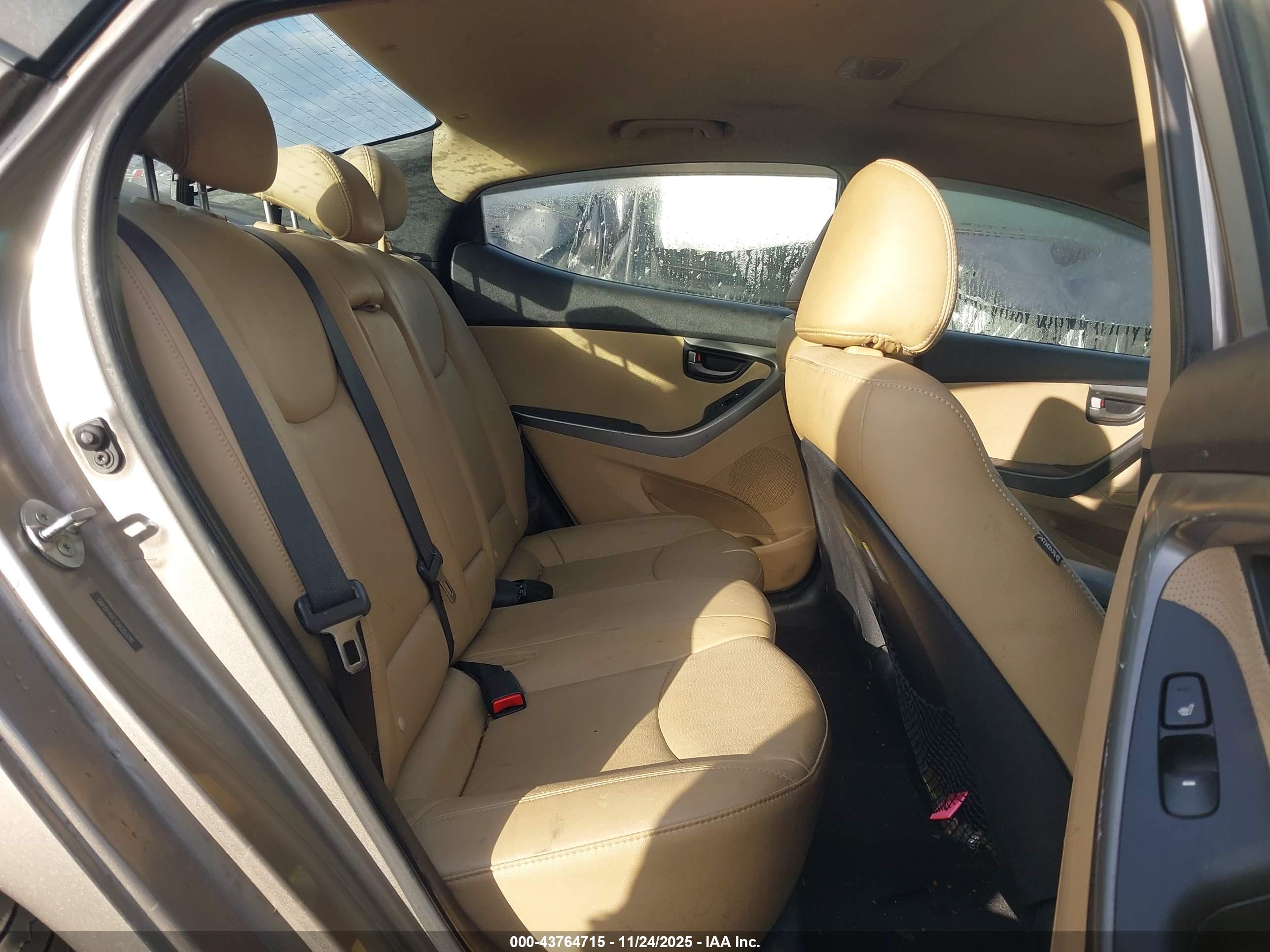 HYUNDAI ELANTRA image 8
