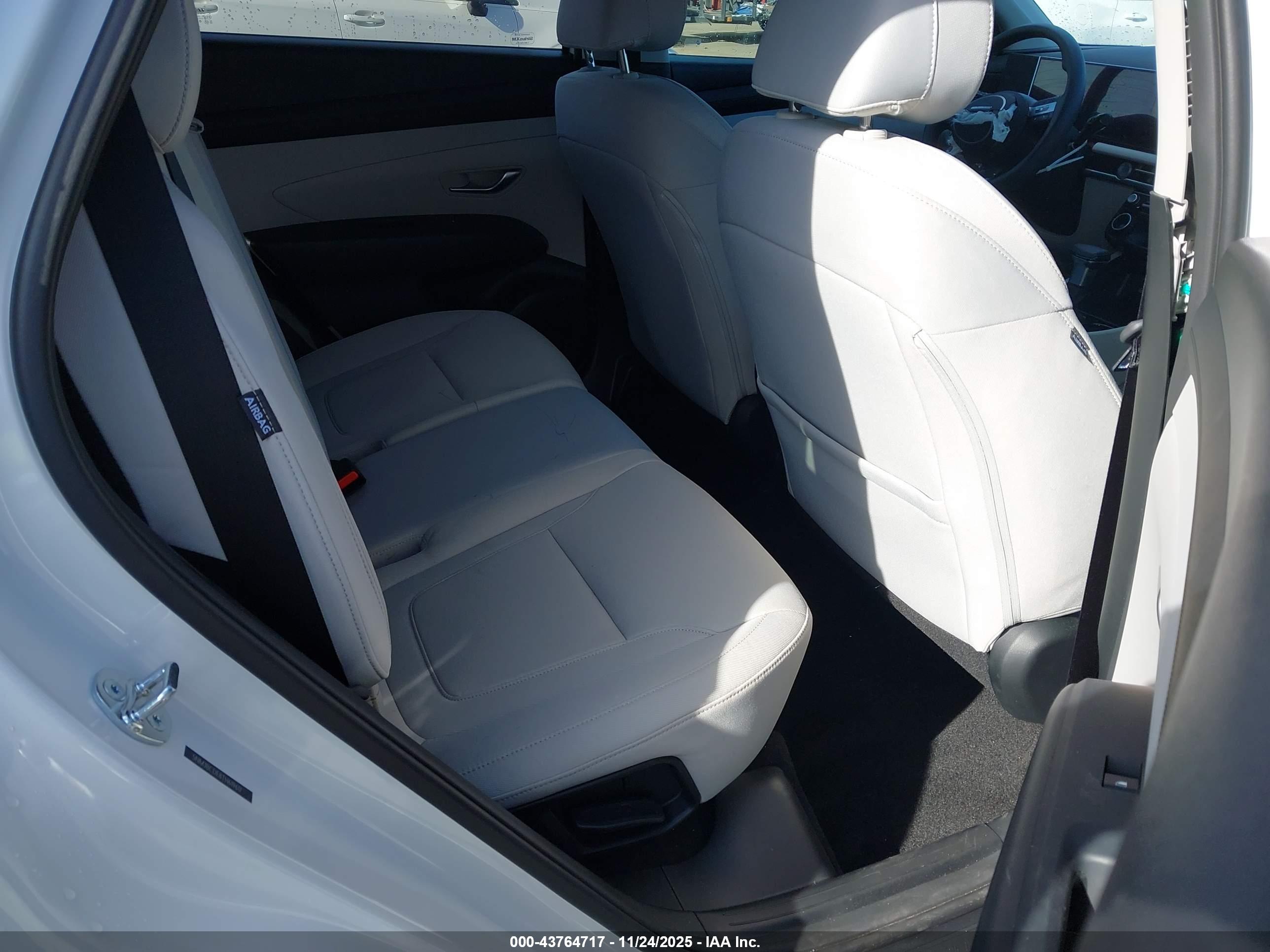 HYUNDAI TUCSON image 8