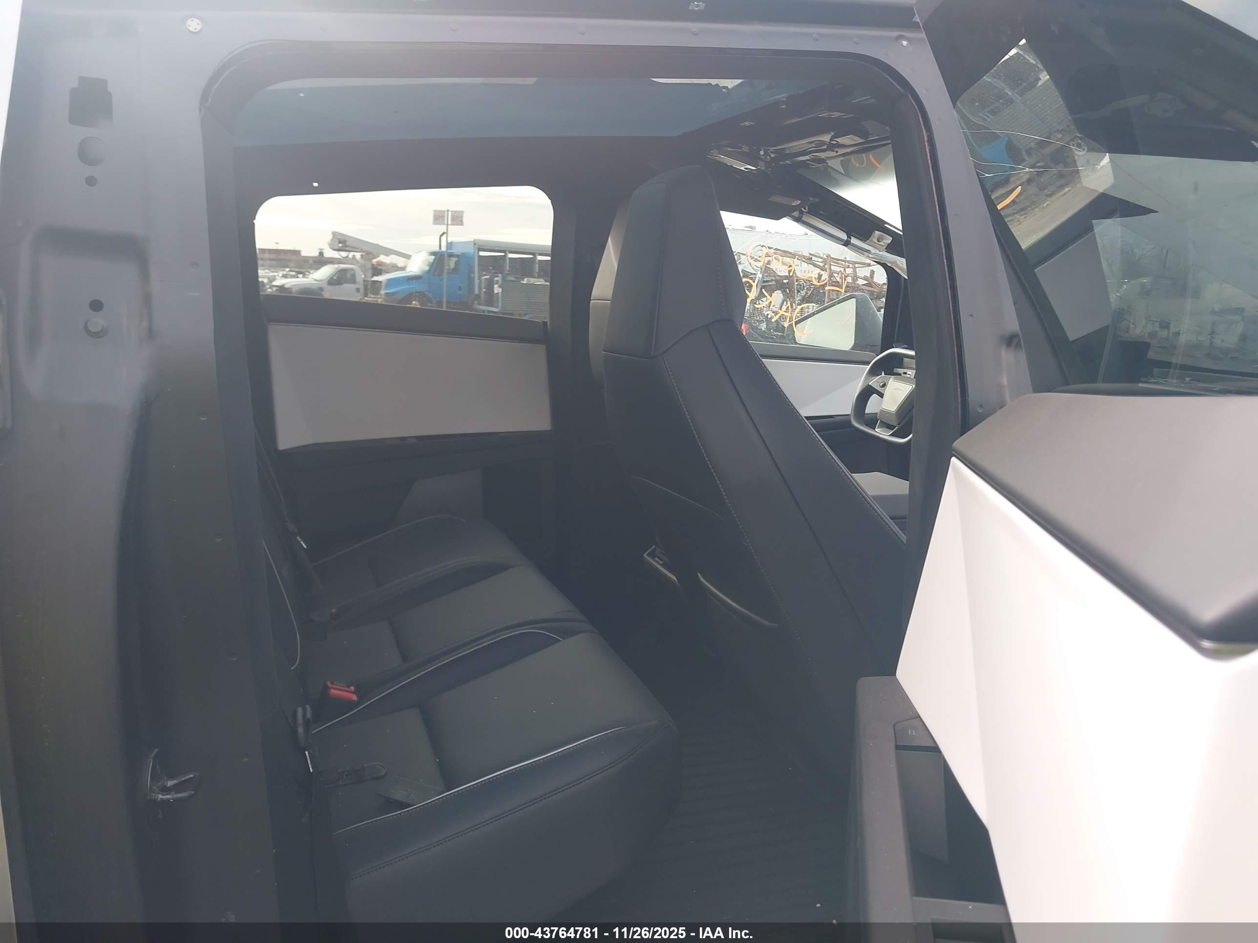 TESLA CYBERTRUCK image 8