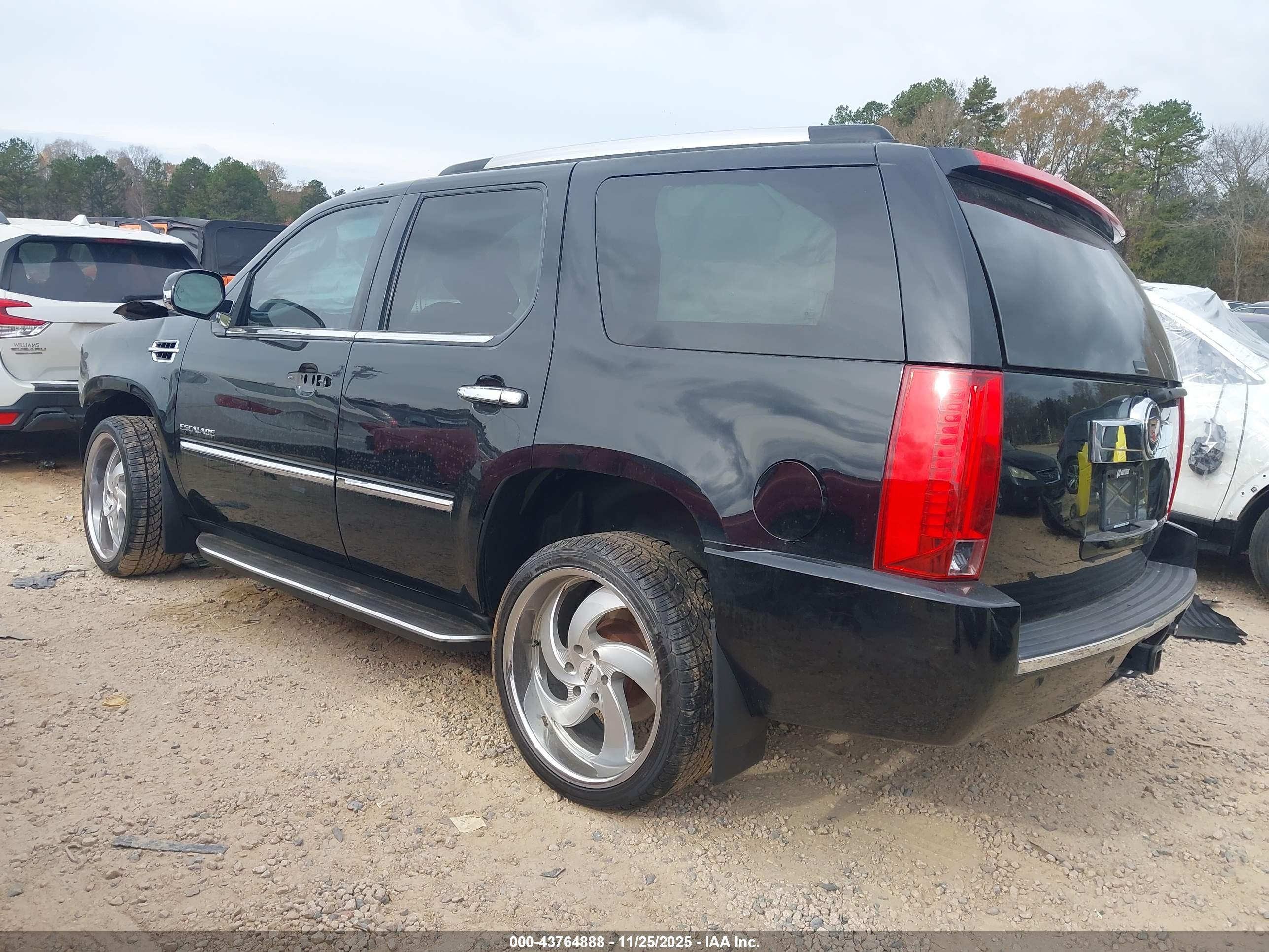 CADILLAC ESCALADE image 3
