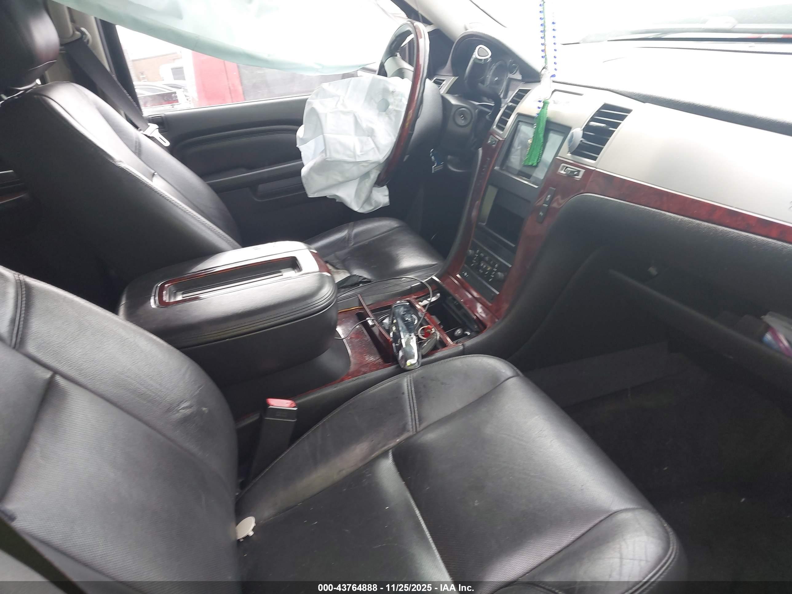 CADILLAC ESCALADE image 5