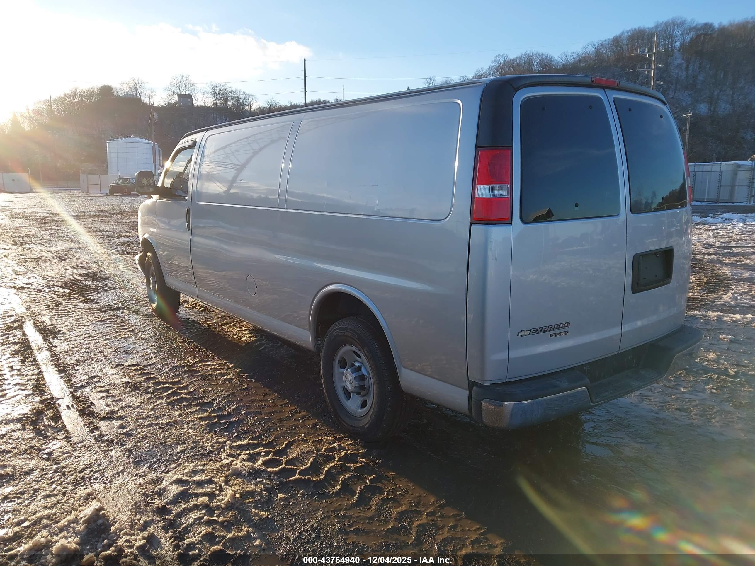 CHEVROLET EXPRESS image 3