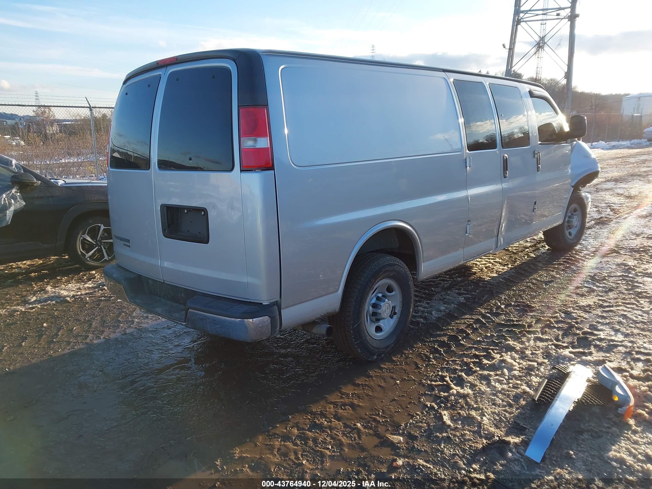 CHEVROLET EXPRESS image 4