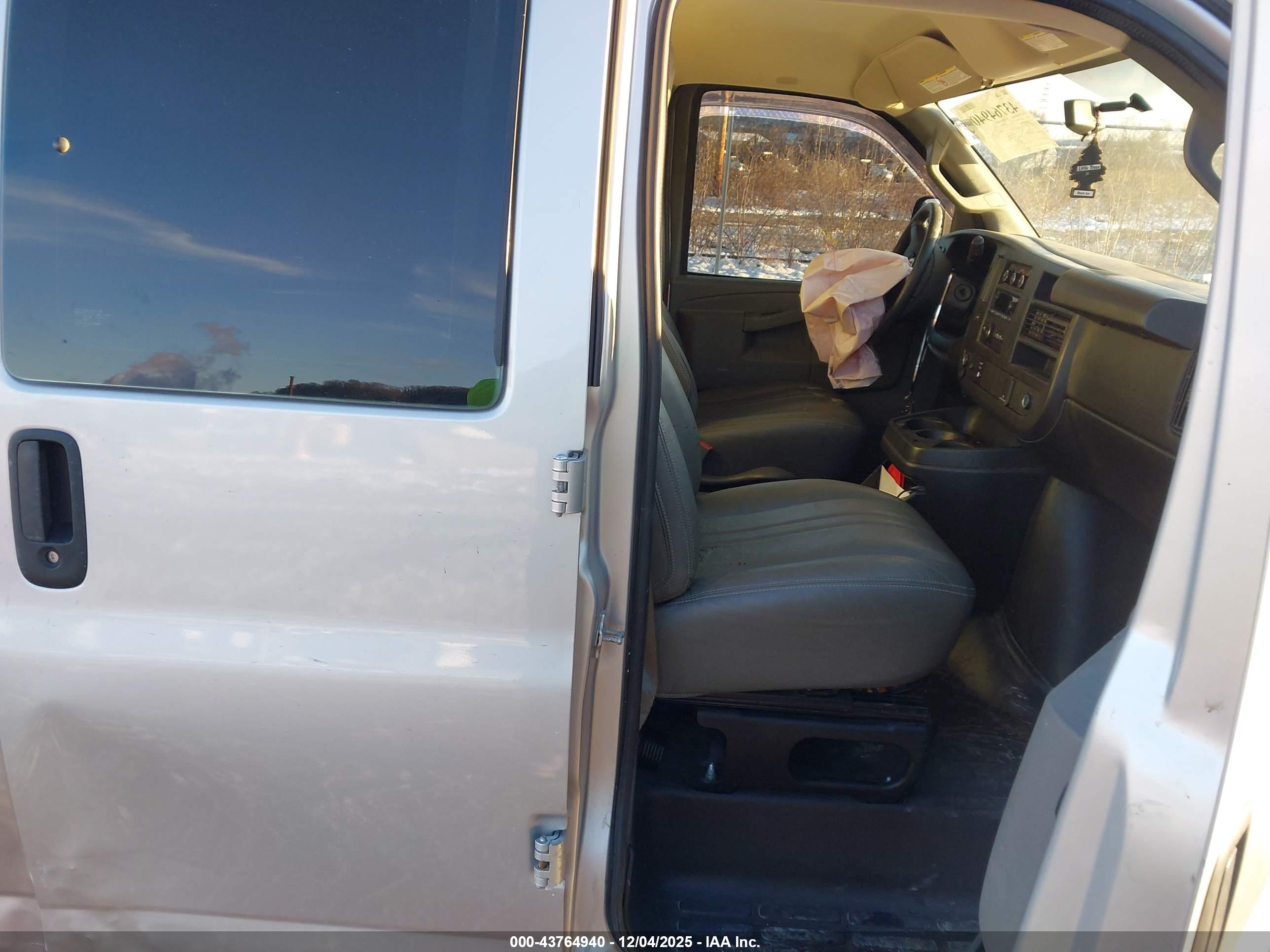 CHEVROLET EXPRESS image 5