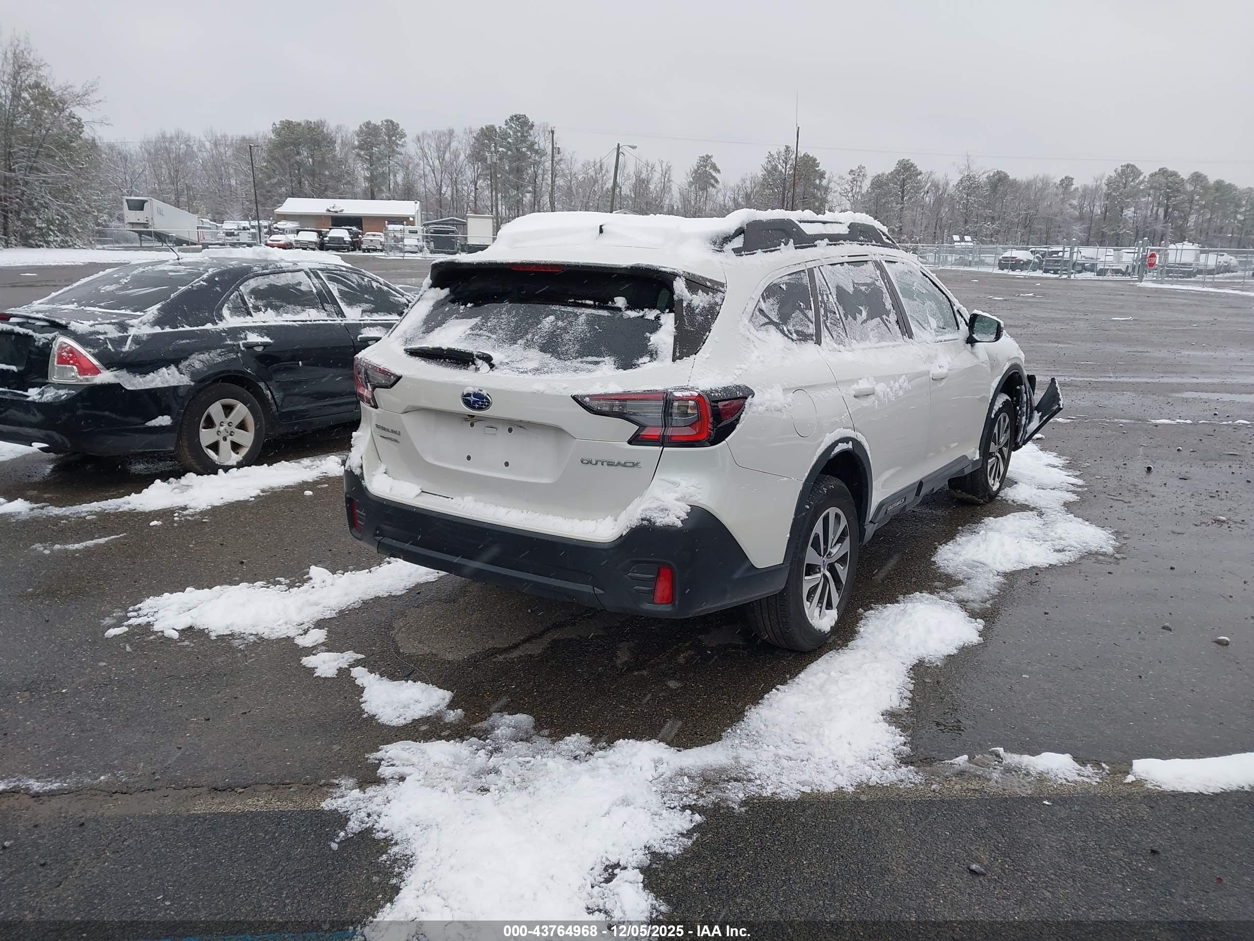 SUBARU OUTBACK image 4
