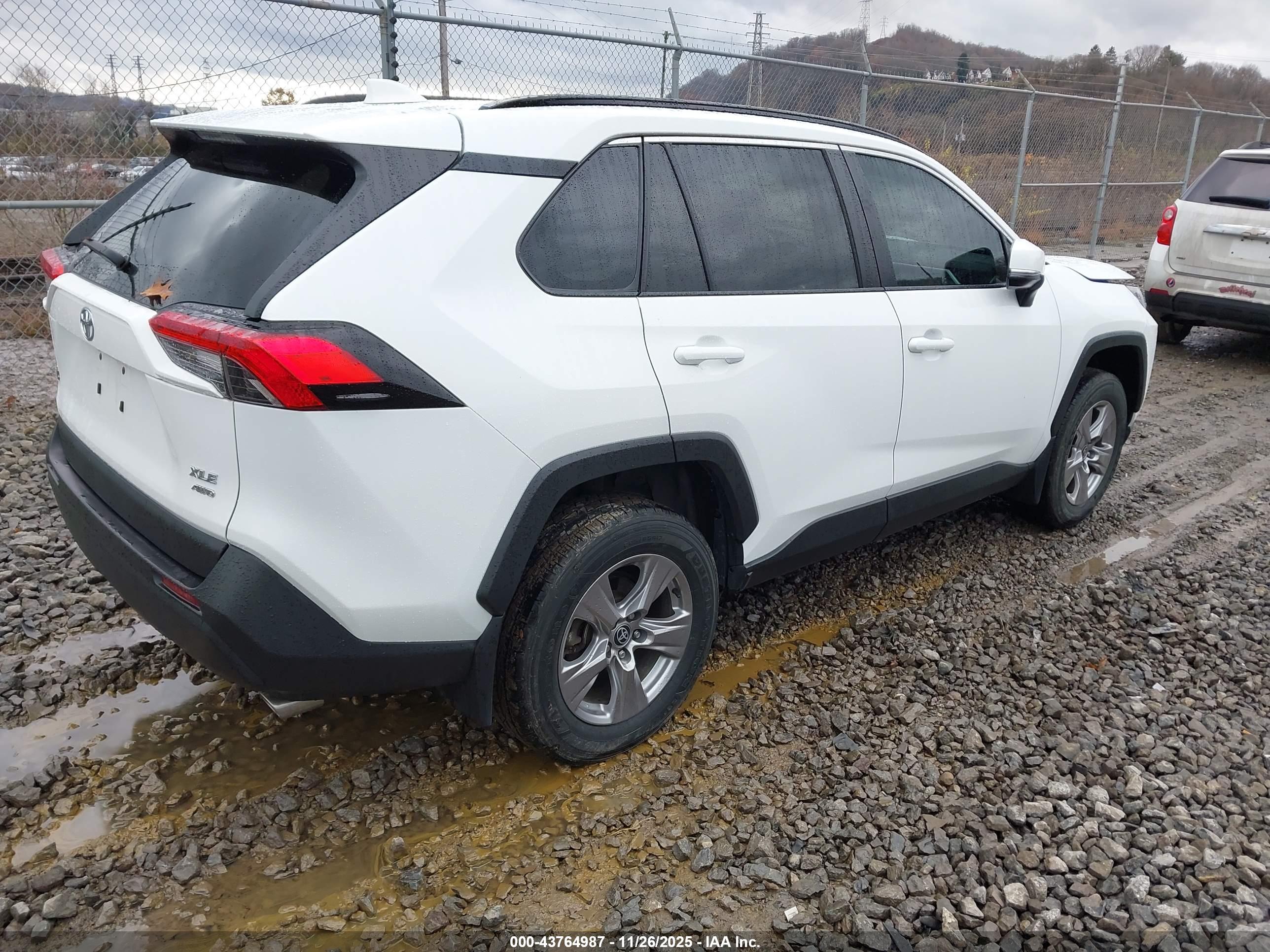TOYOTA RAV4 image 4