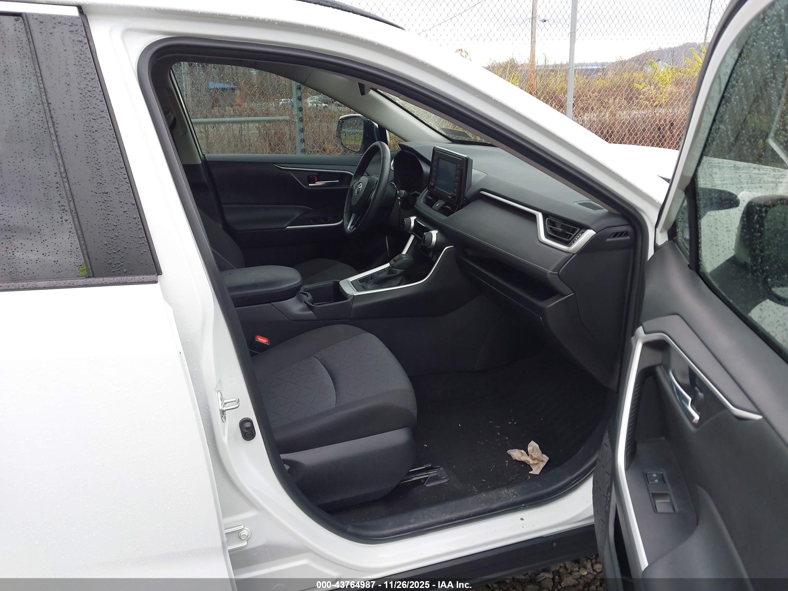 TOYOTA RAV4 image 5