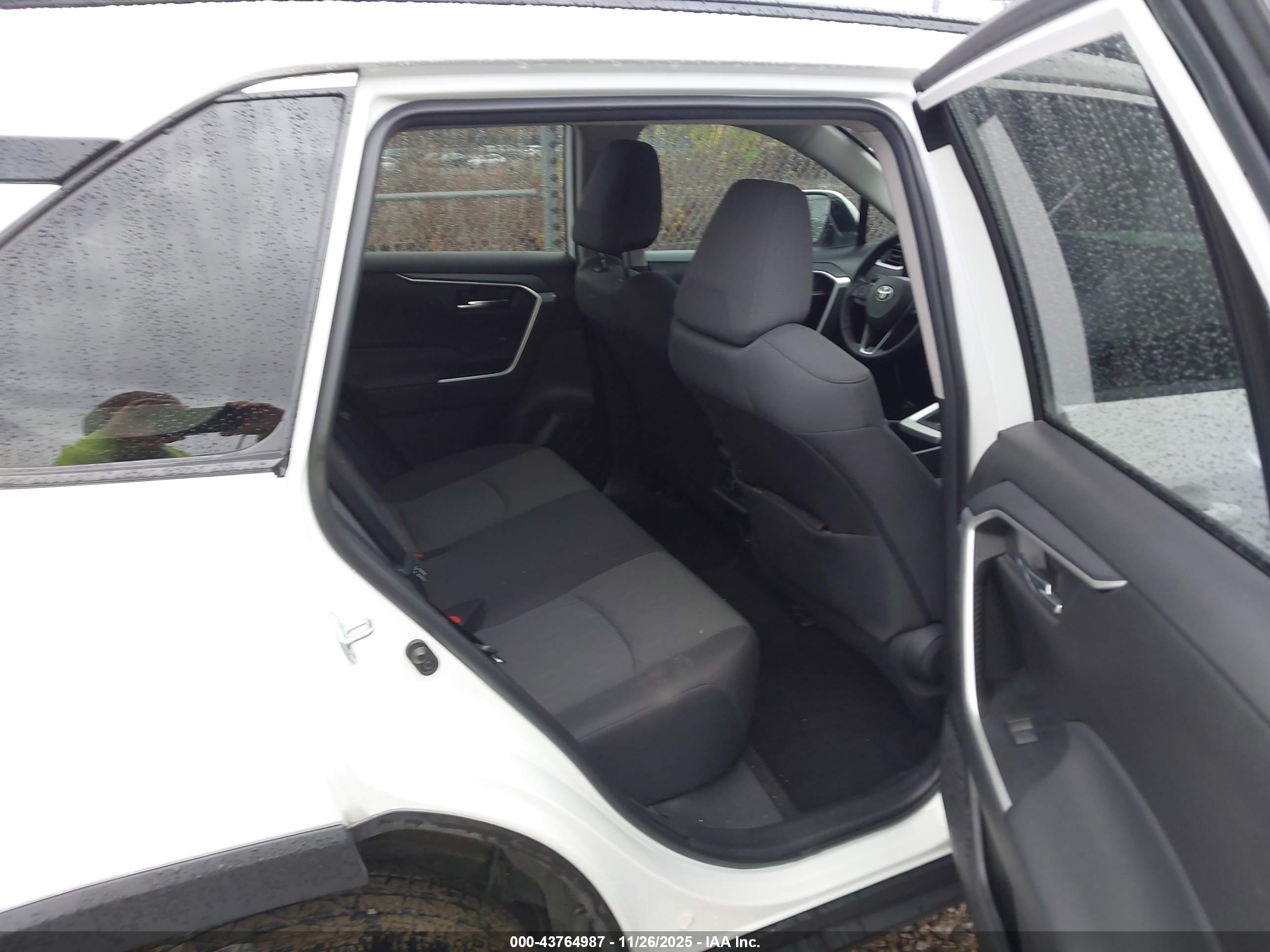 TOYOTA RAV4 image 8