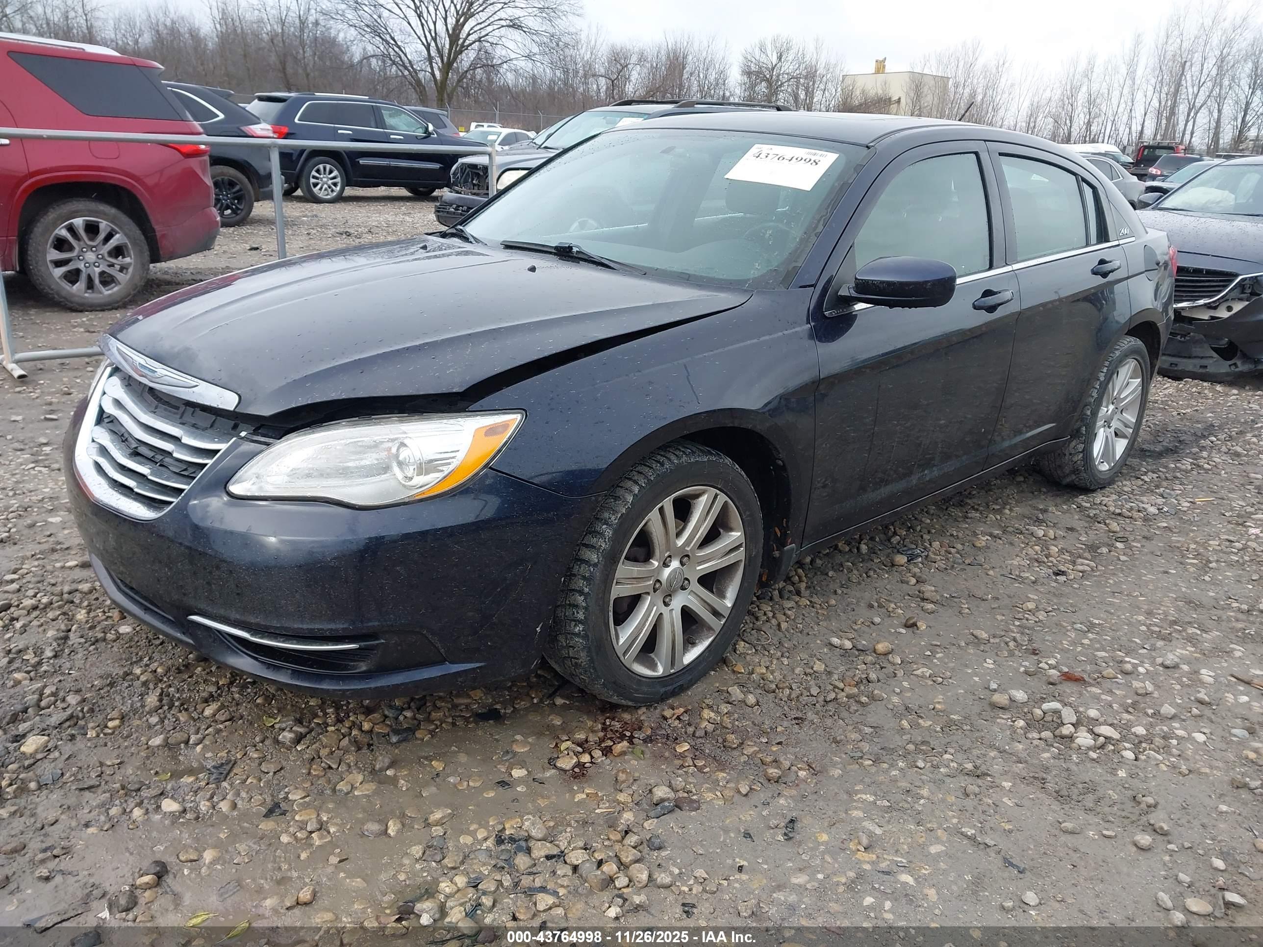 CHRYSLER 200 image 2