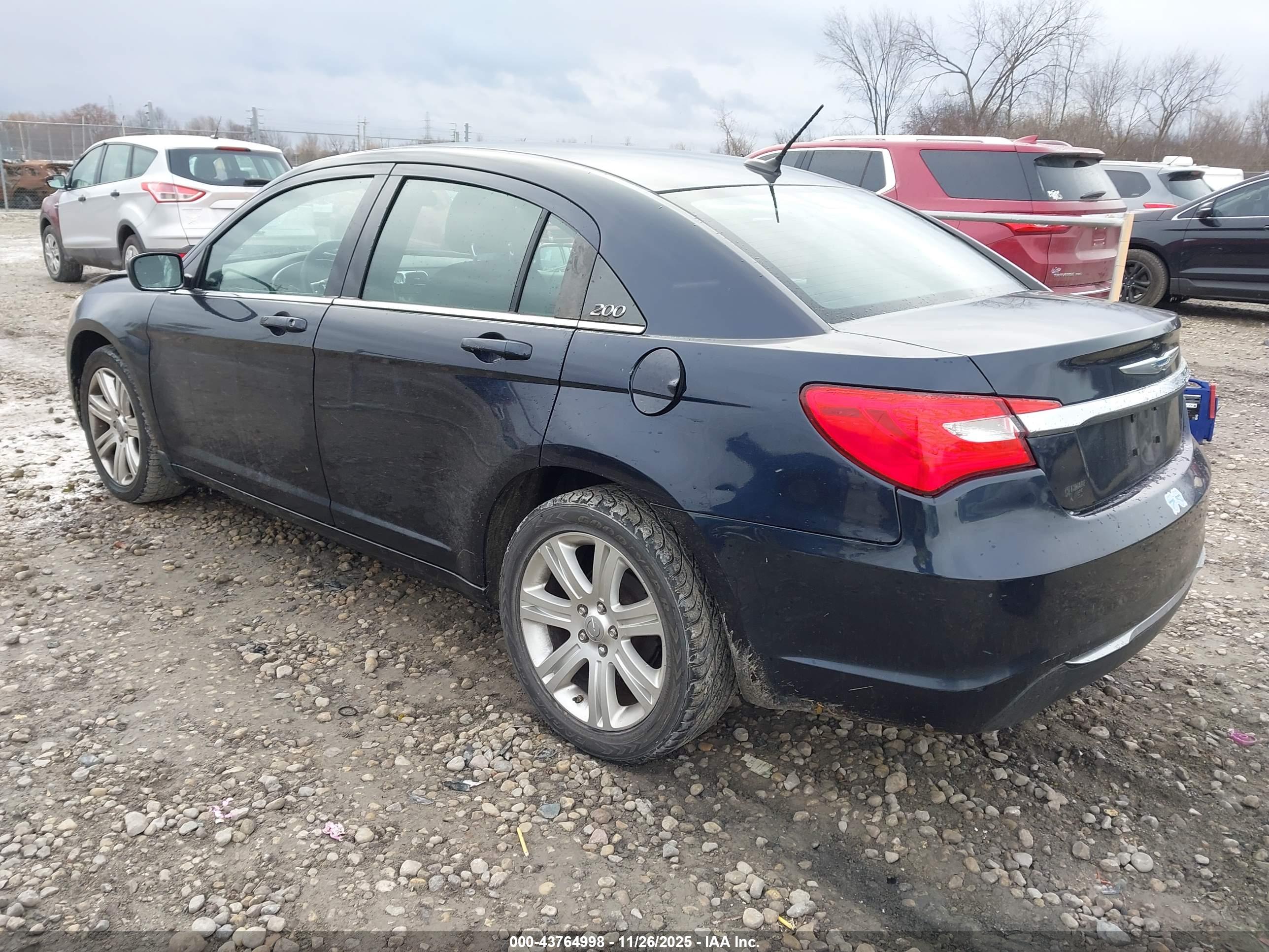 CHRYSLER 200 image 3