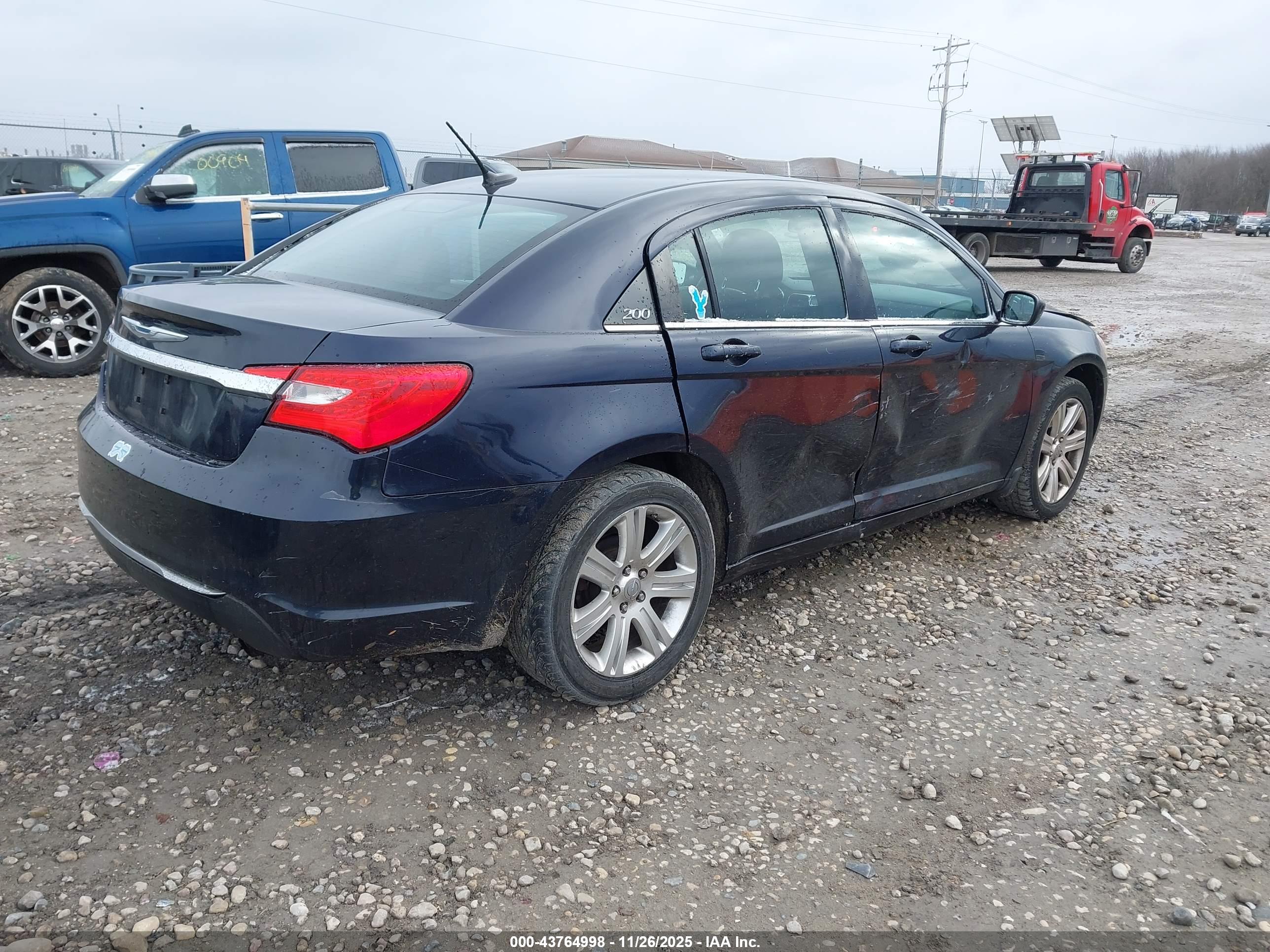 CHRYSLER 200 image 4