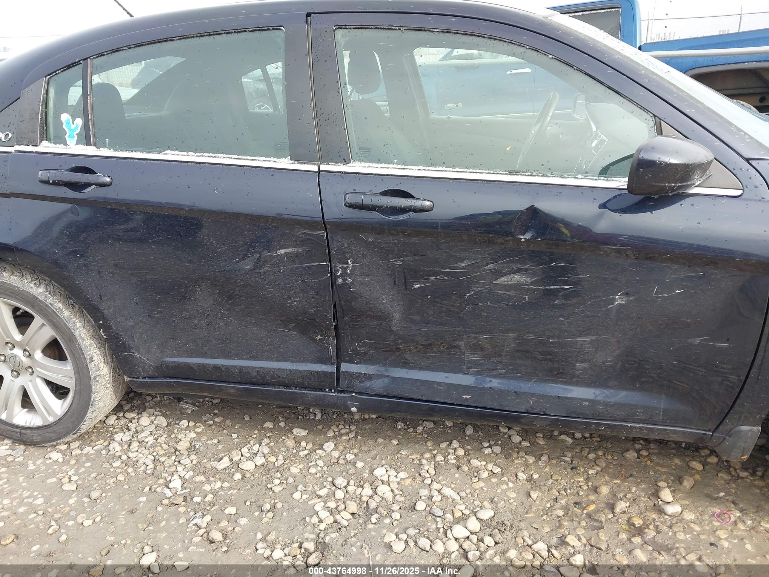CHRYSLER 200 image 6