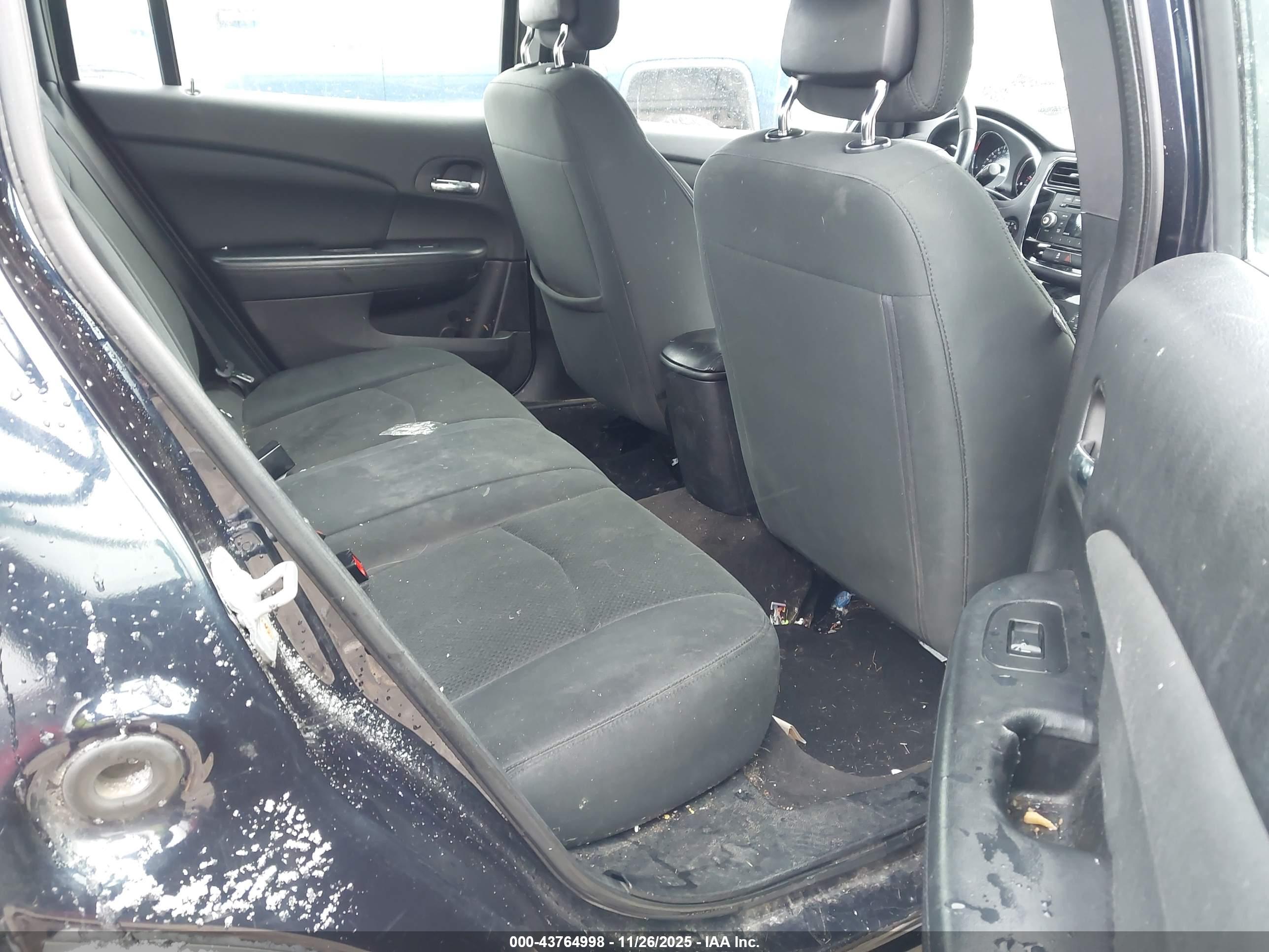 CHRYSLER 200 image 8