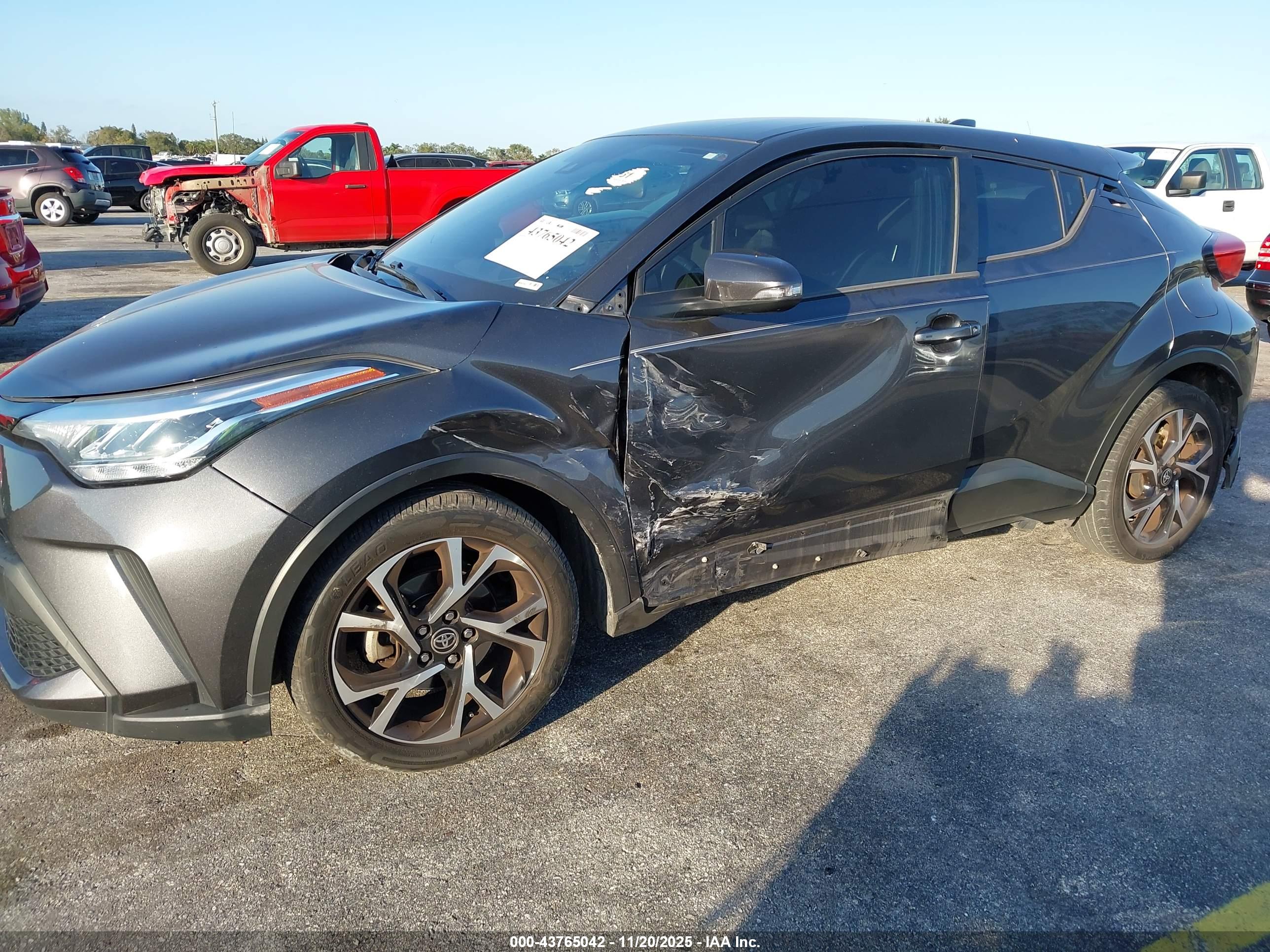 TOYOTA C-HR image 6