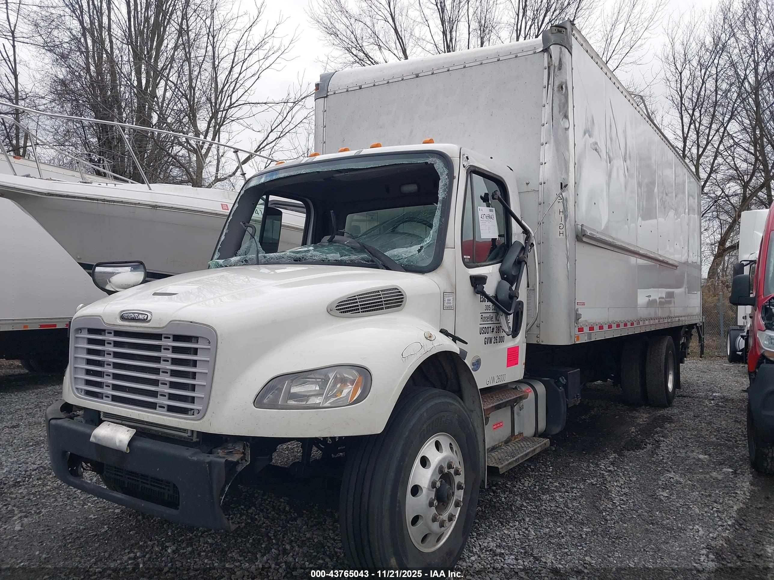 FREIGHTLINER M2 image 2