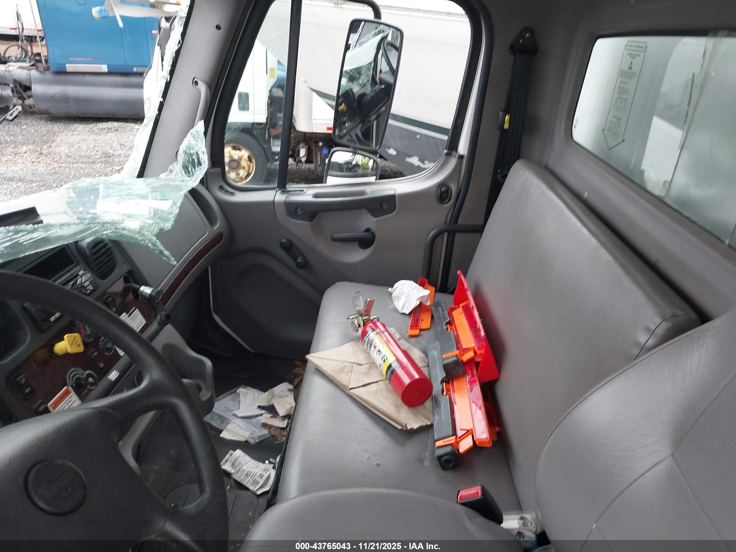 FREIGHTLINER M2 image 7